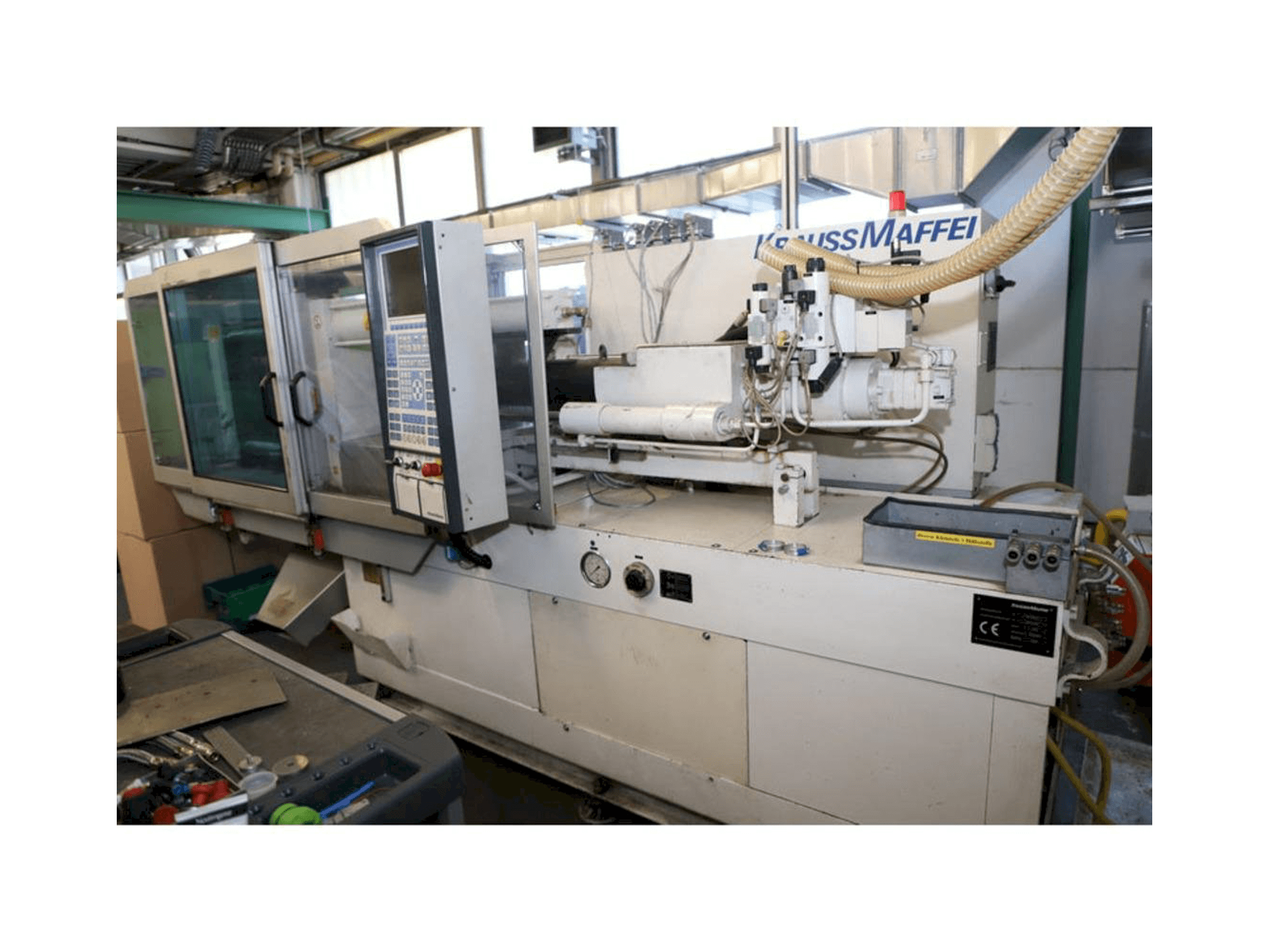 Vue latérale droite de la machine Krauss Maffei 65-220 C1