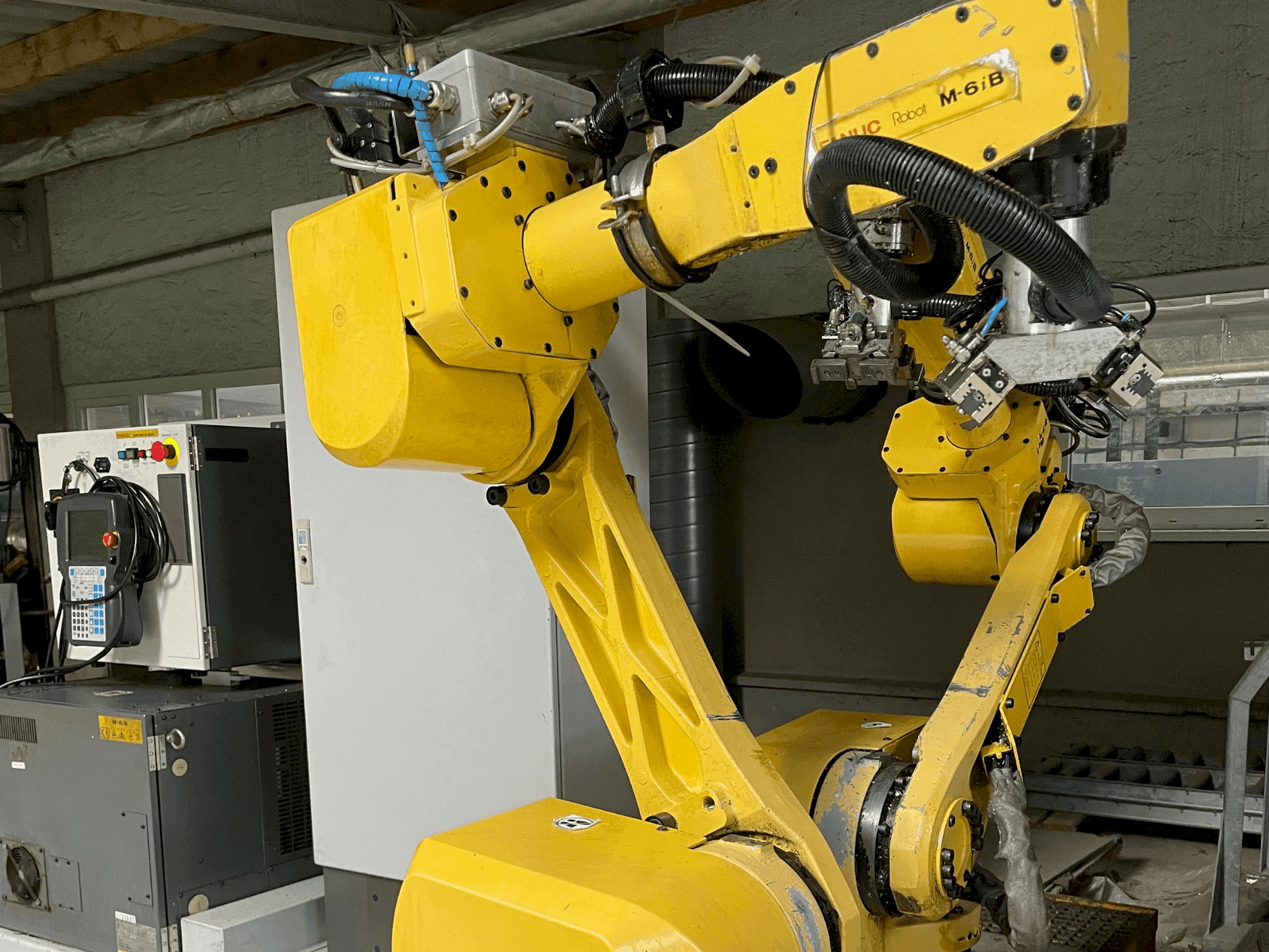 Vue de face de la machine FANUC M-6iB