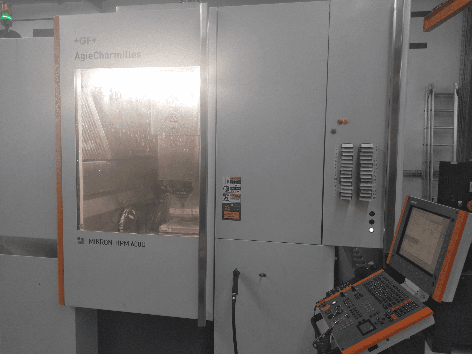 Vue de face de la machine MIKRON HPM 600U