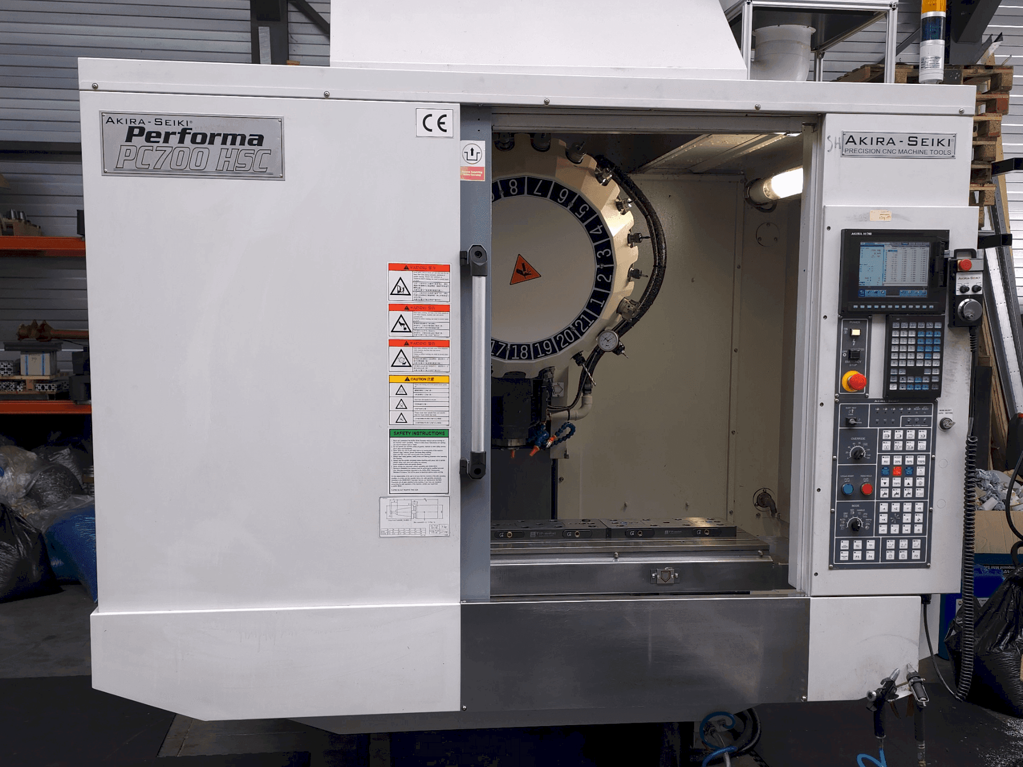 Vue de face de la machine Akira Seiki PC700HSC