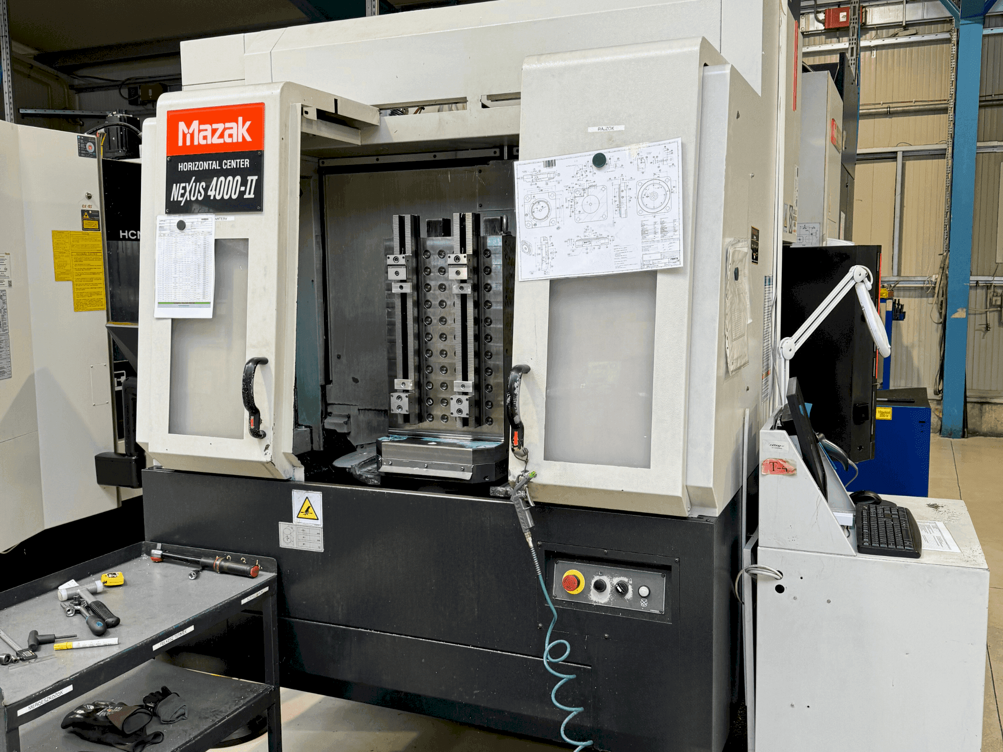 Vue de face de la machine Mazak HCN 4000 II