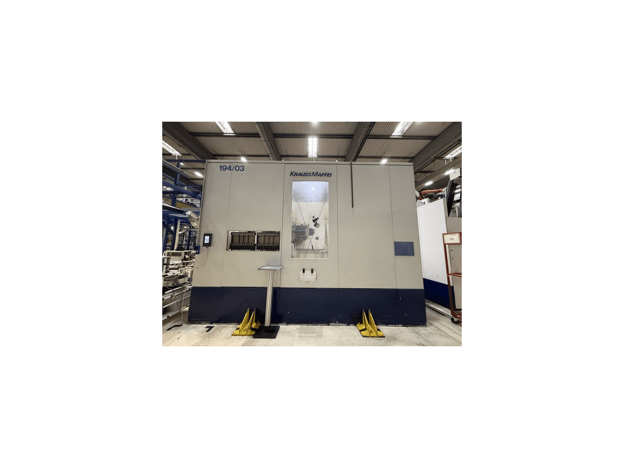 Presse à injection hydraulique Krauss Maffei 4000-24500 MC, vue de face montrant le tableau de commande et la zone de commande.