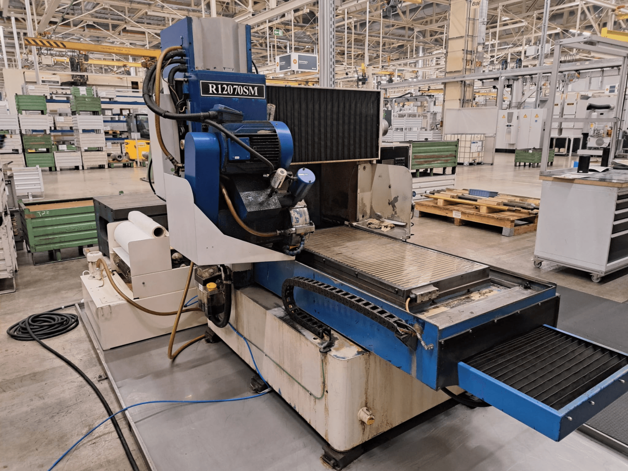 Rectifieuse plane LGB R12070SM dans son environnement d'usine, vue de face, mettant en évidence ses caractéristiques de fonctionnement et sa configuration.