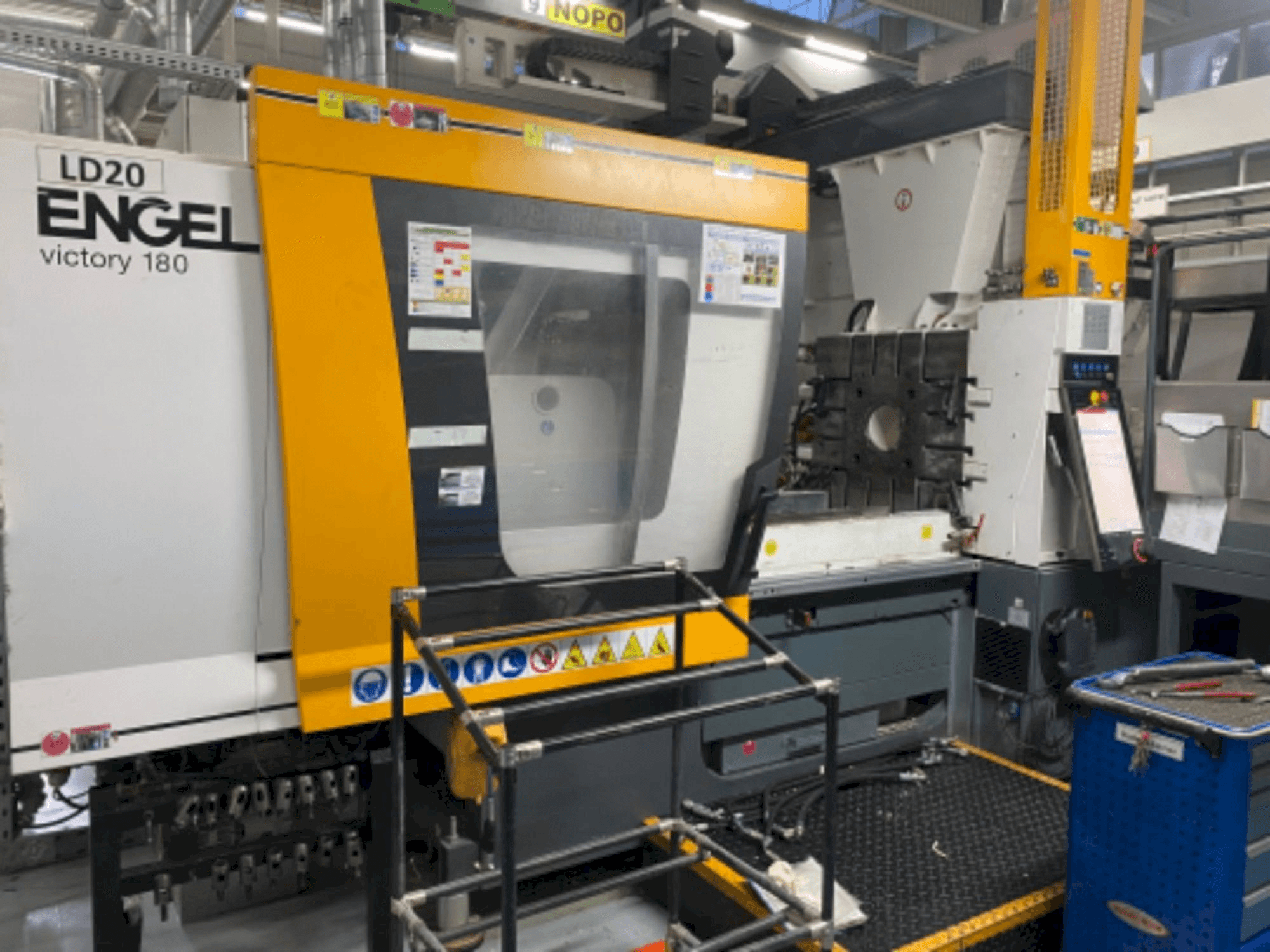 Vue de face de la machine Engel Victory 330/180 Tech