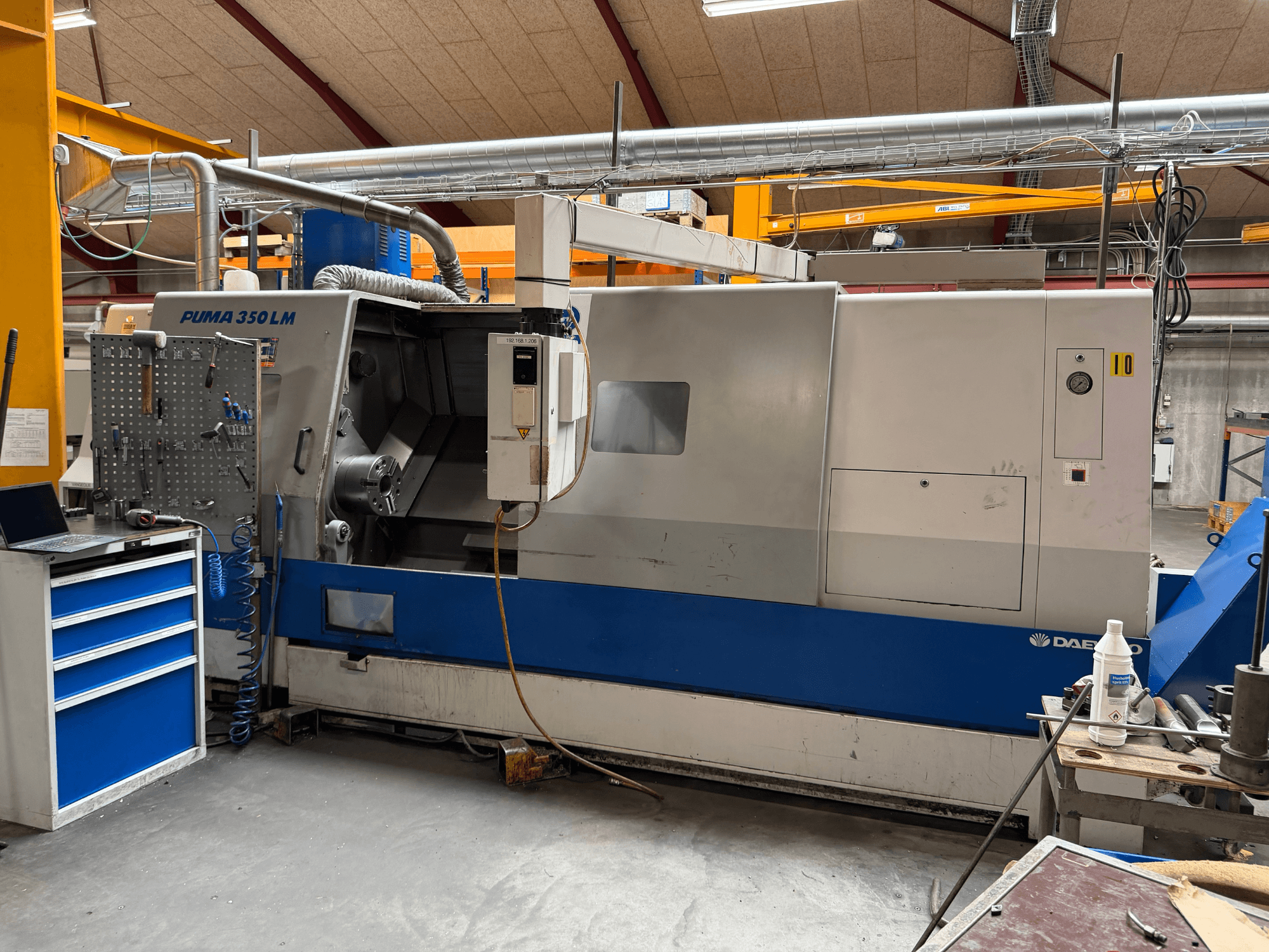Tour horizontal DAEWOO Puma 350 LMA, vue de profil, montrant le tableau de commande et l'espace de travail avec les outils.