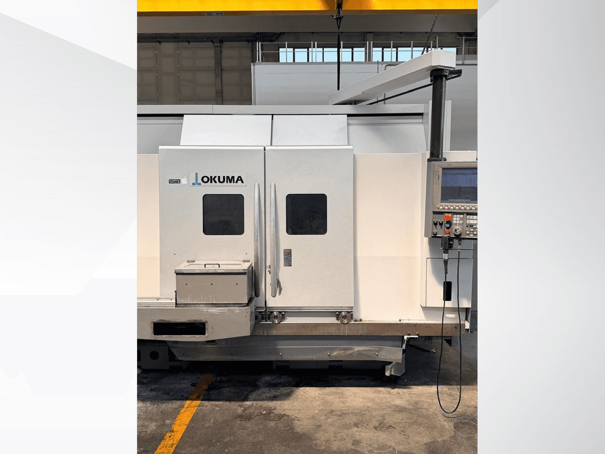 Tour horizontal Okuma LB 3000 EX MYW 800, vue de profil, montrant le panneau de commande et les portes d'accès.