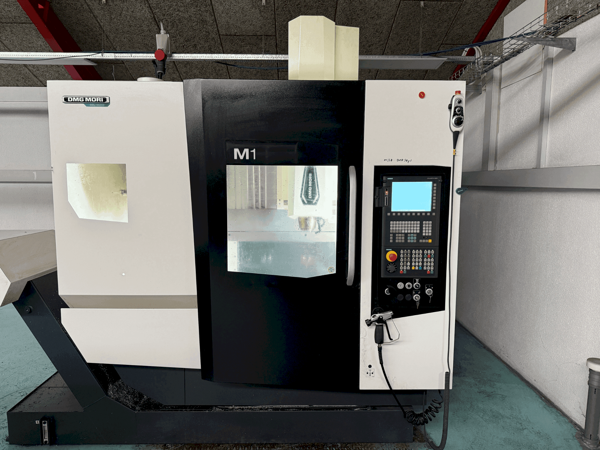 Vue de face de la machine DMG MORI M1 Pro