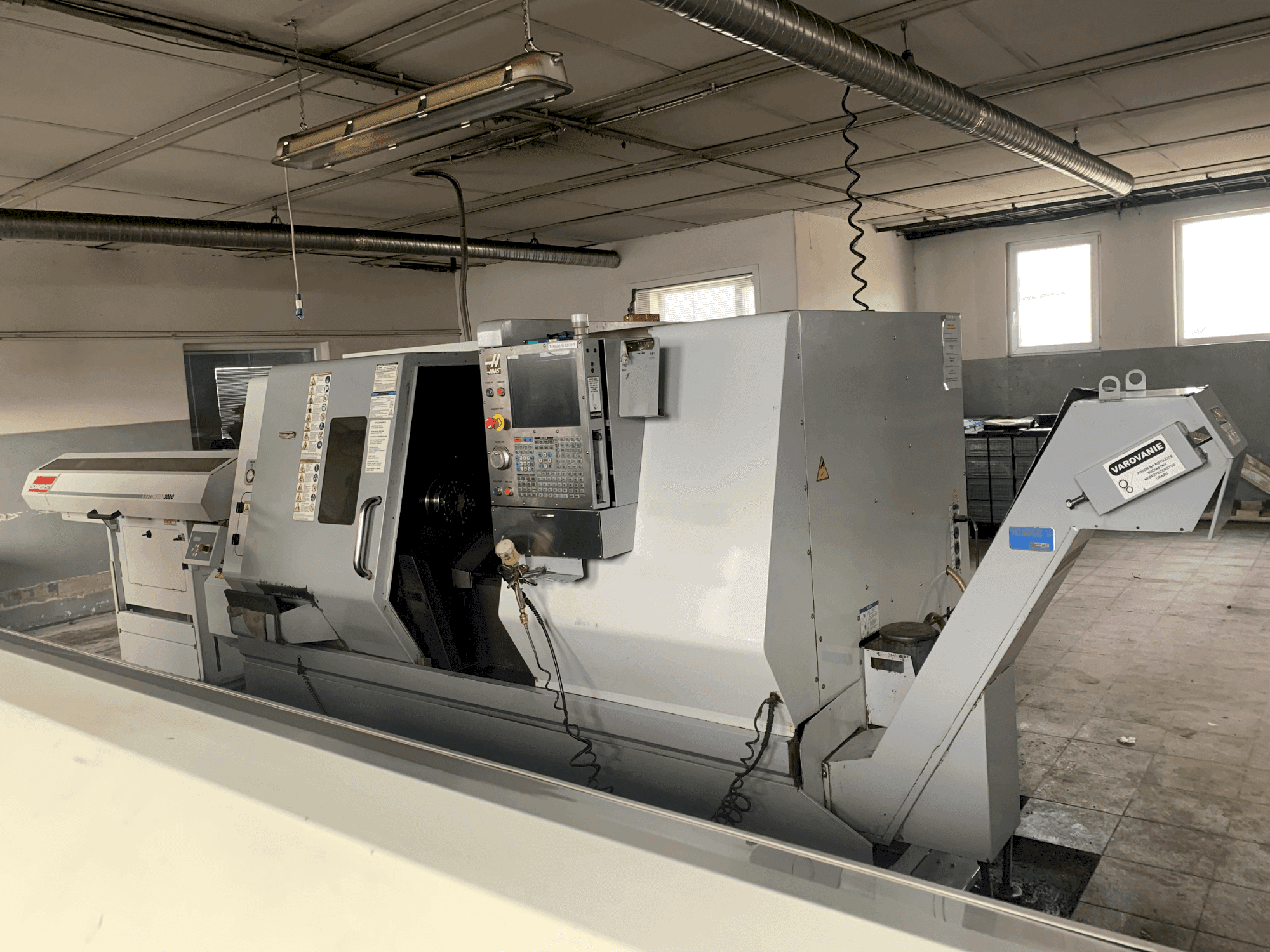 Vue de face de la machine HAAS SL-30TBHE