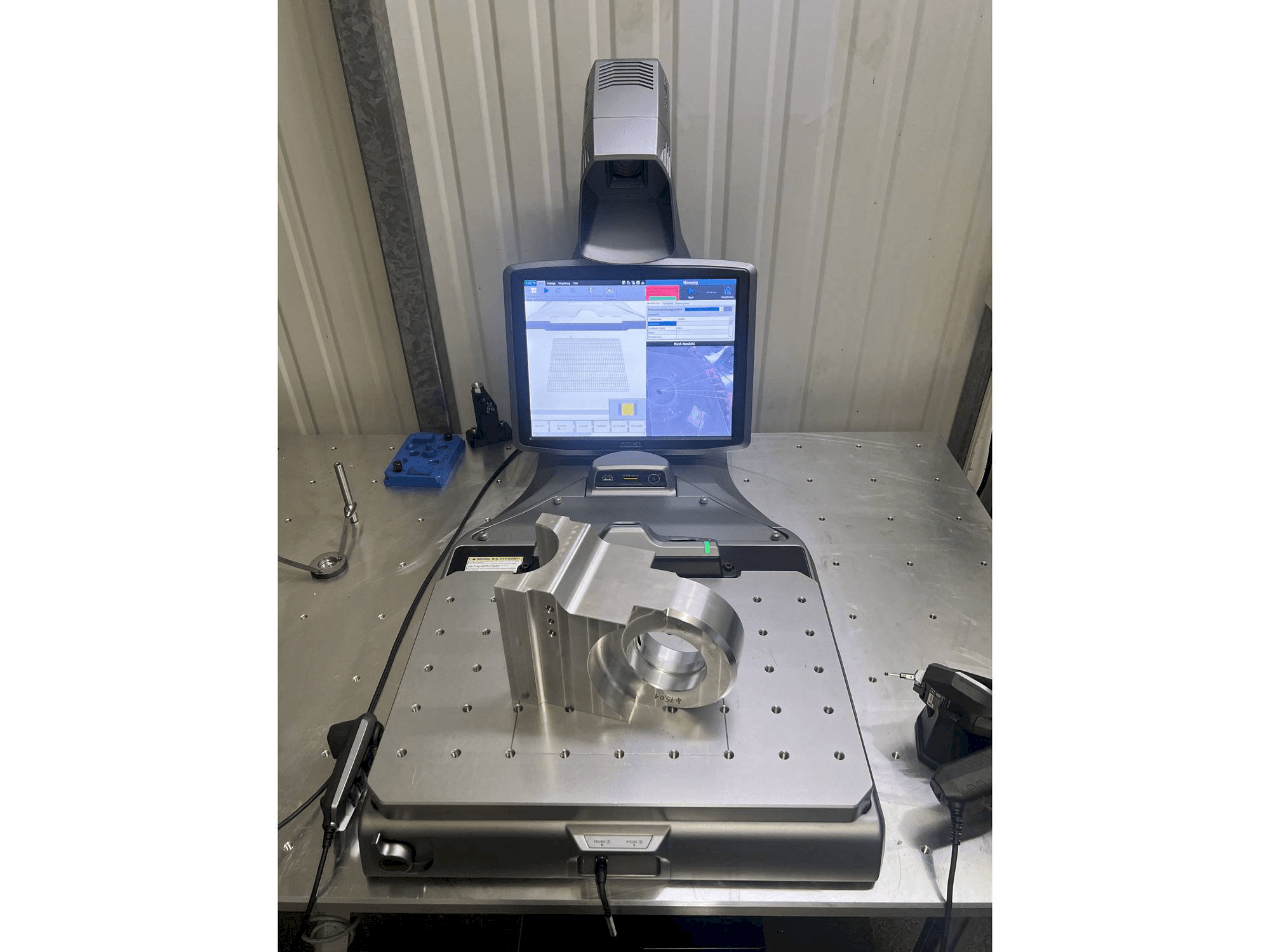 Vue de face de la machine KEYENCE XM-C1000