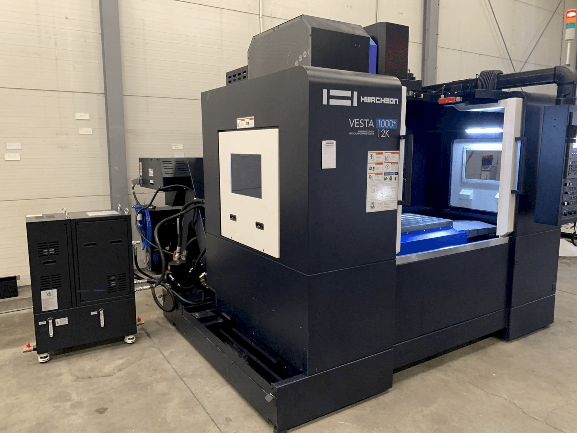 Vue de face de la machine HWACHEON VESTA-1000+