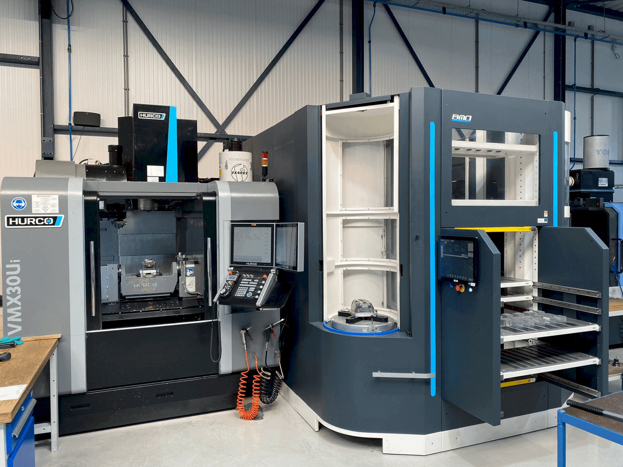 Vue de face de la machine Hurco VMX30Ui + BMO Automation Titanium 50