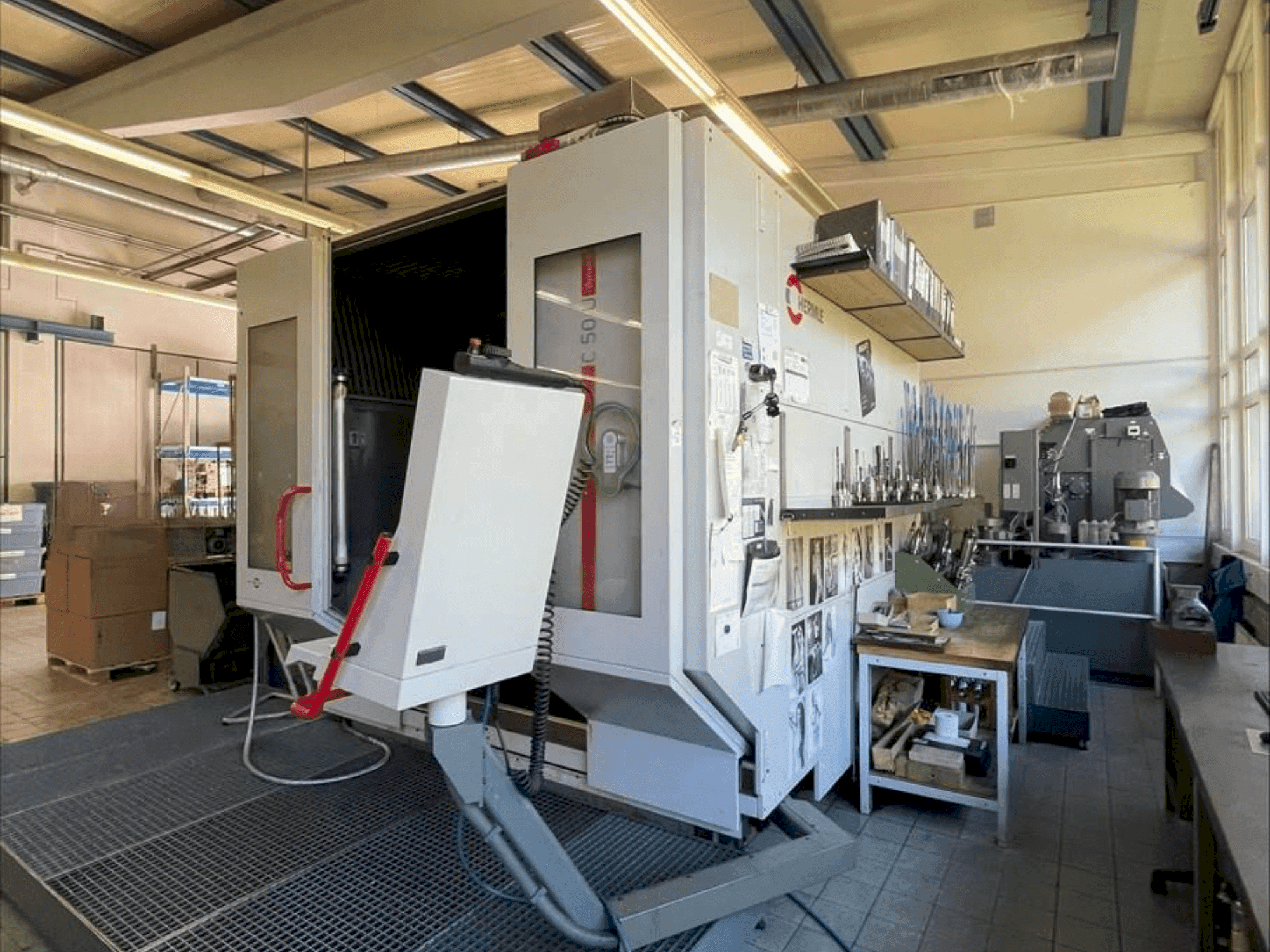 Vue de face de la machine HERMLE C50U