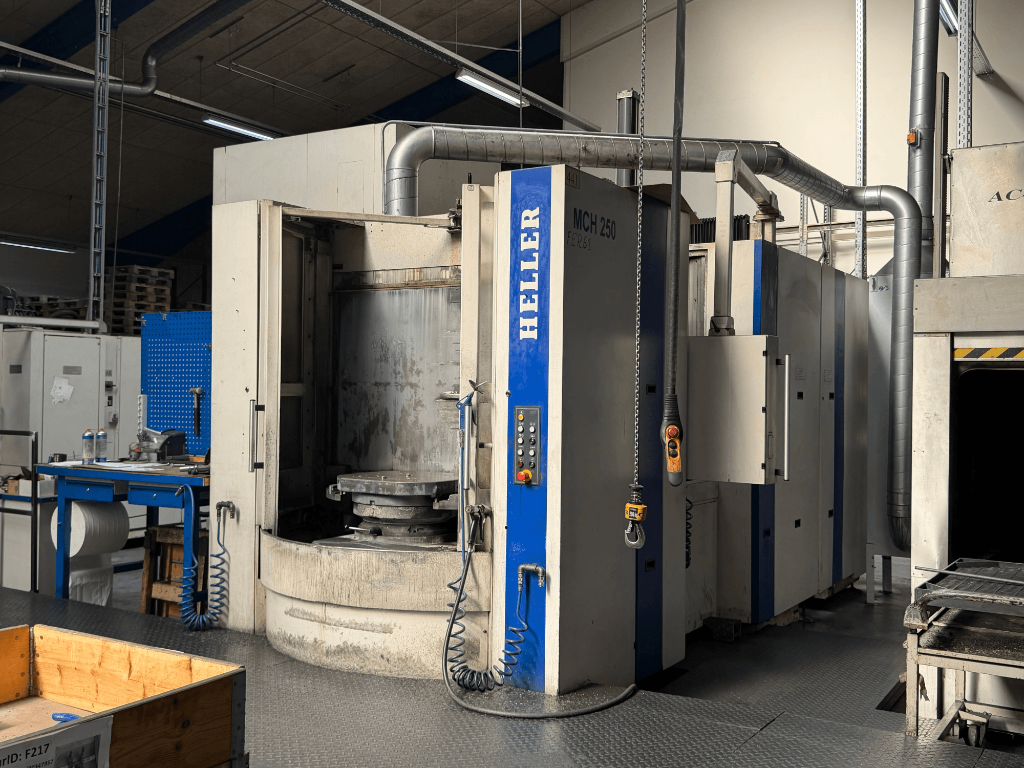 Vue de face du centre d'usinage horizontal HELLER MCH 250 avec panneau de commande, grande table rotative et environnement industriel.