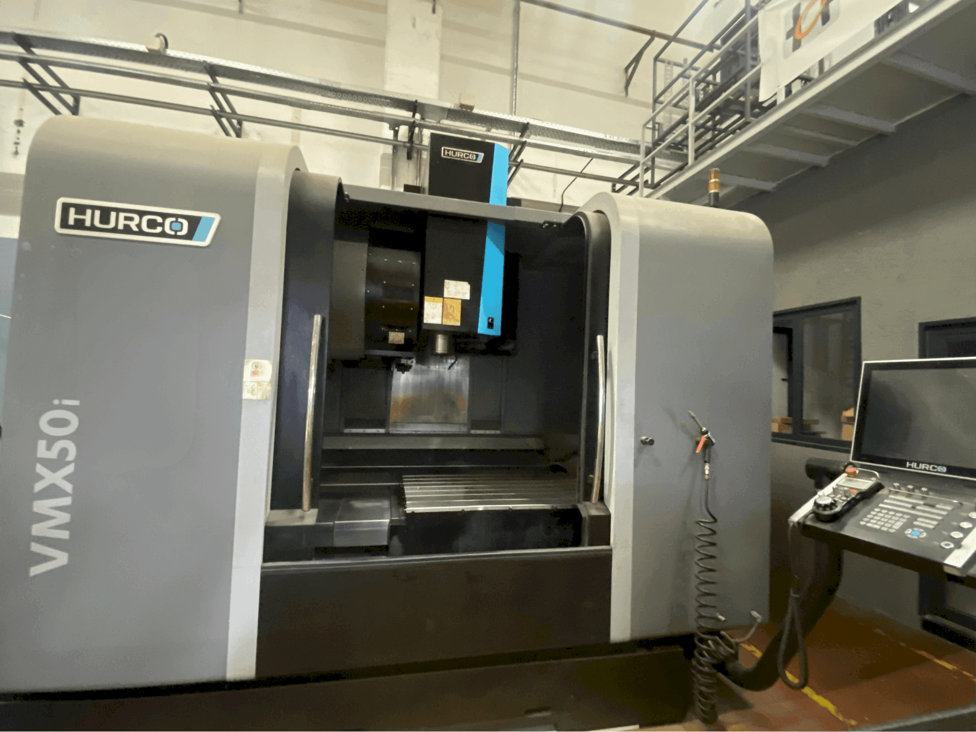 Vue de face de la machine Hurco VMX50i