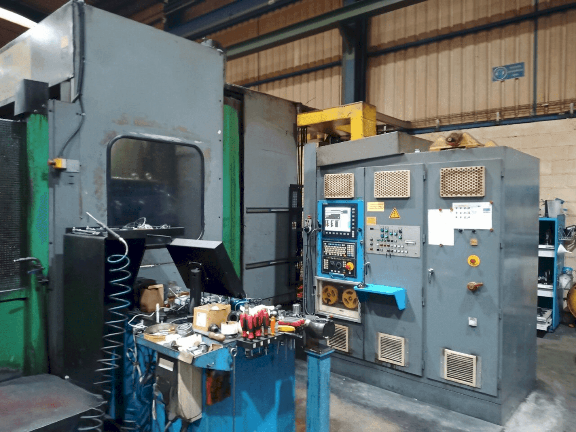 Vue de face de la machine Correa XB-420