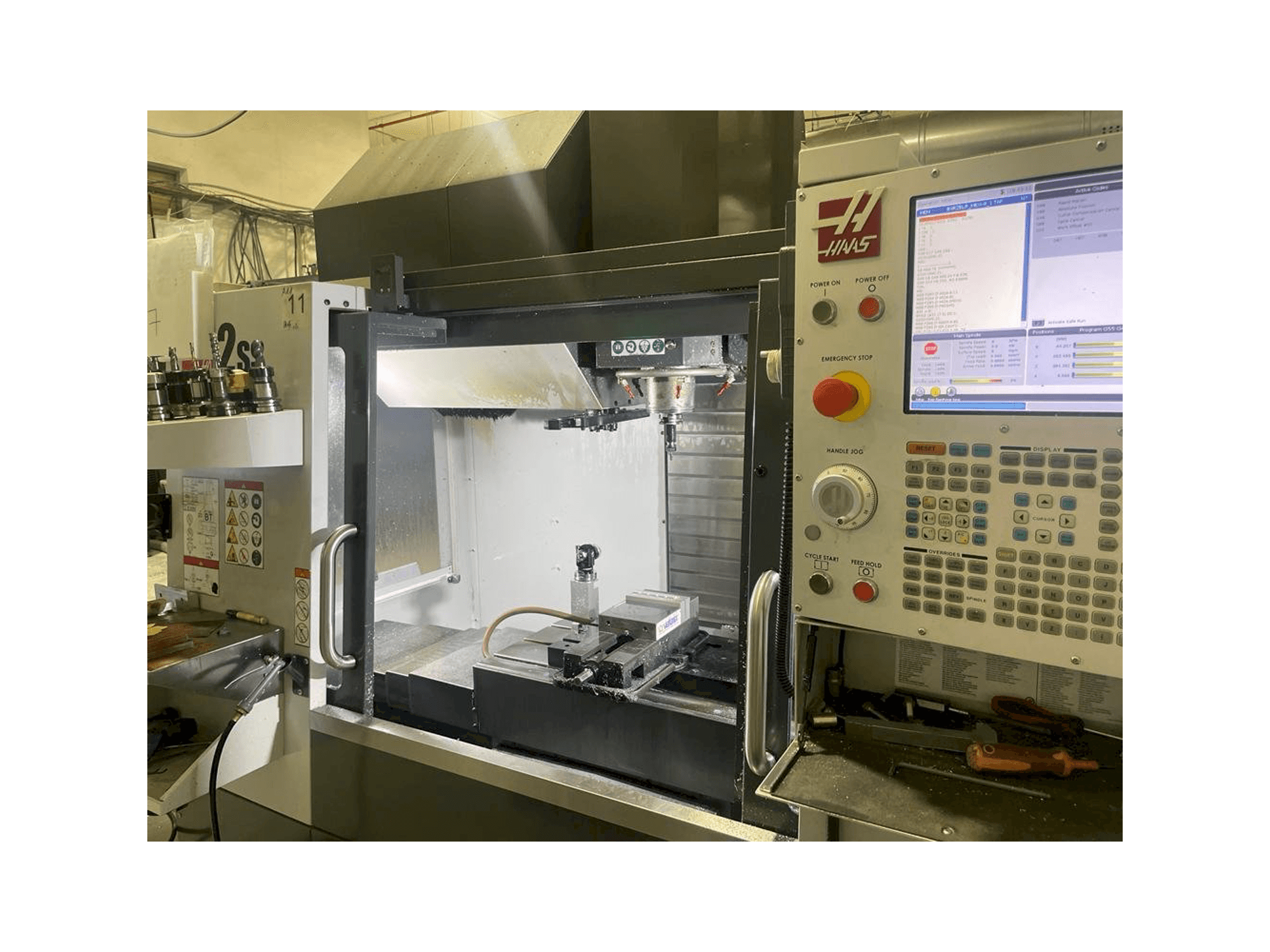 Vue de face de la machine HAAS VF-2SS