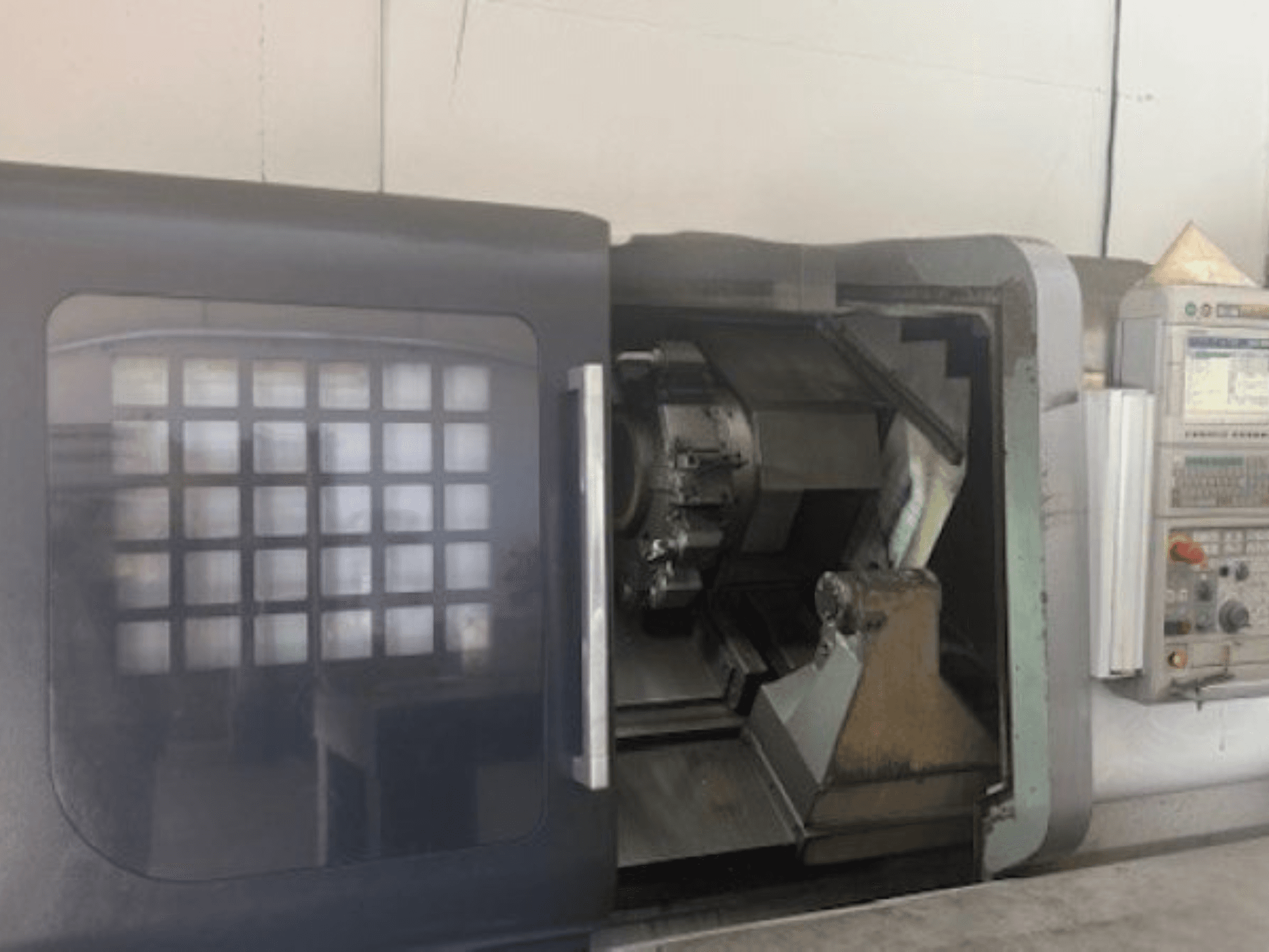Tour horizontal MORI SEIKI NLX 2500M, vue de face montrant le porte-outil, le panneau de commande et le mécanisme intérieur.