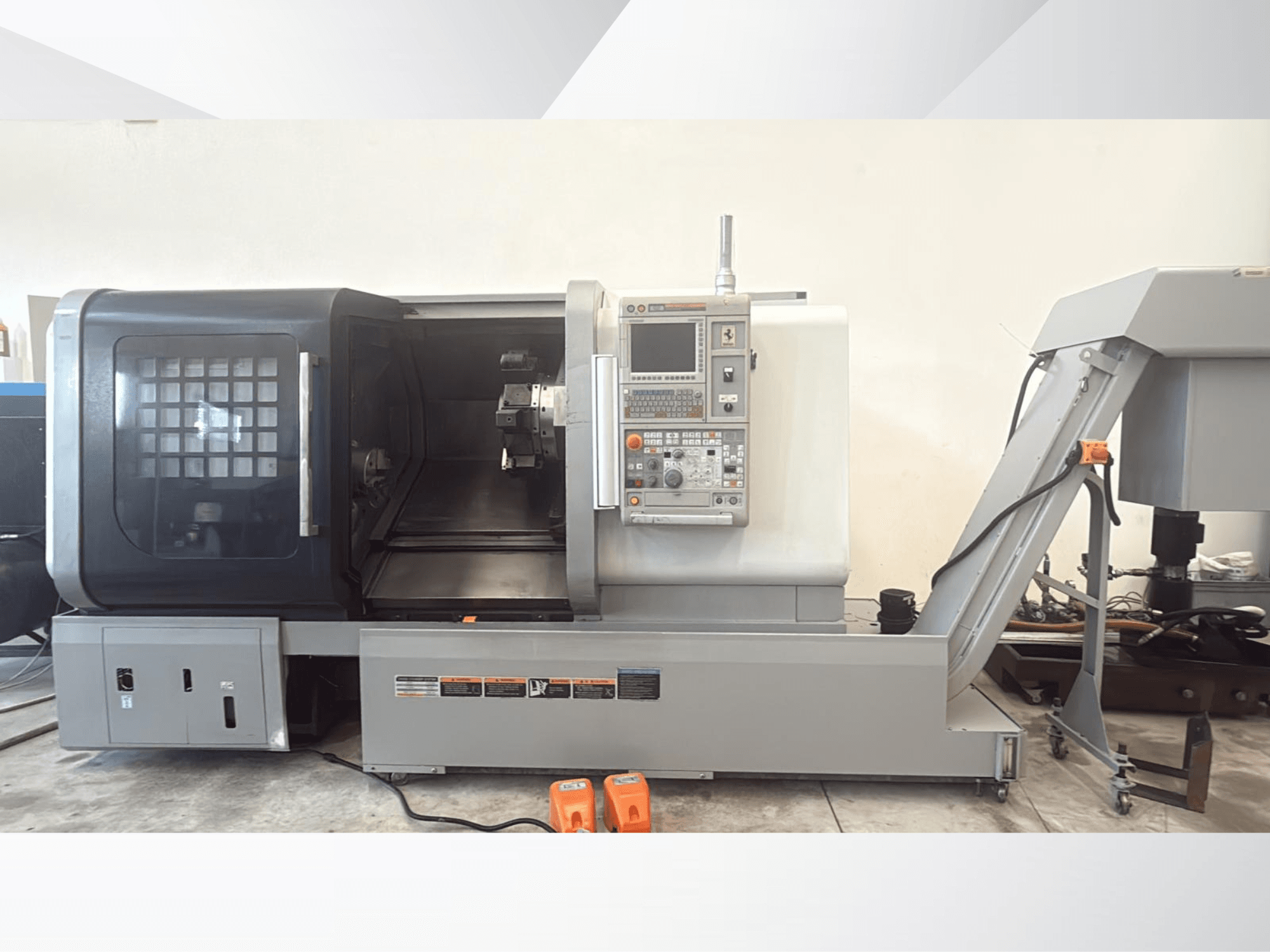 Tour horizontal MORI SEIKI NLX 2500M vu de face, mettant en évidence le panneau de commande et l'accès dégagé pour l'usinage.