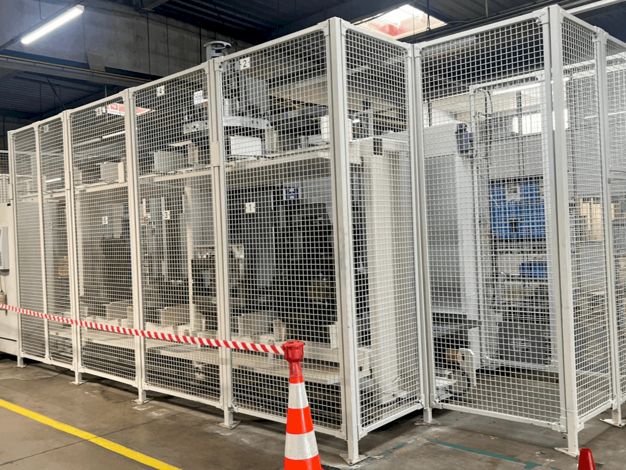 Vue de face de la machine HELLER MCH 250