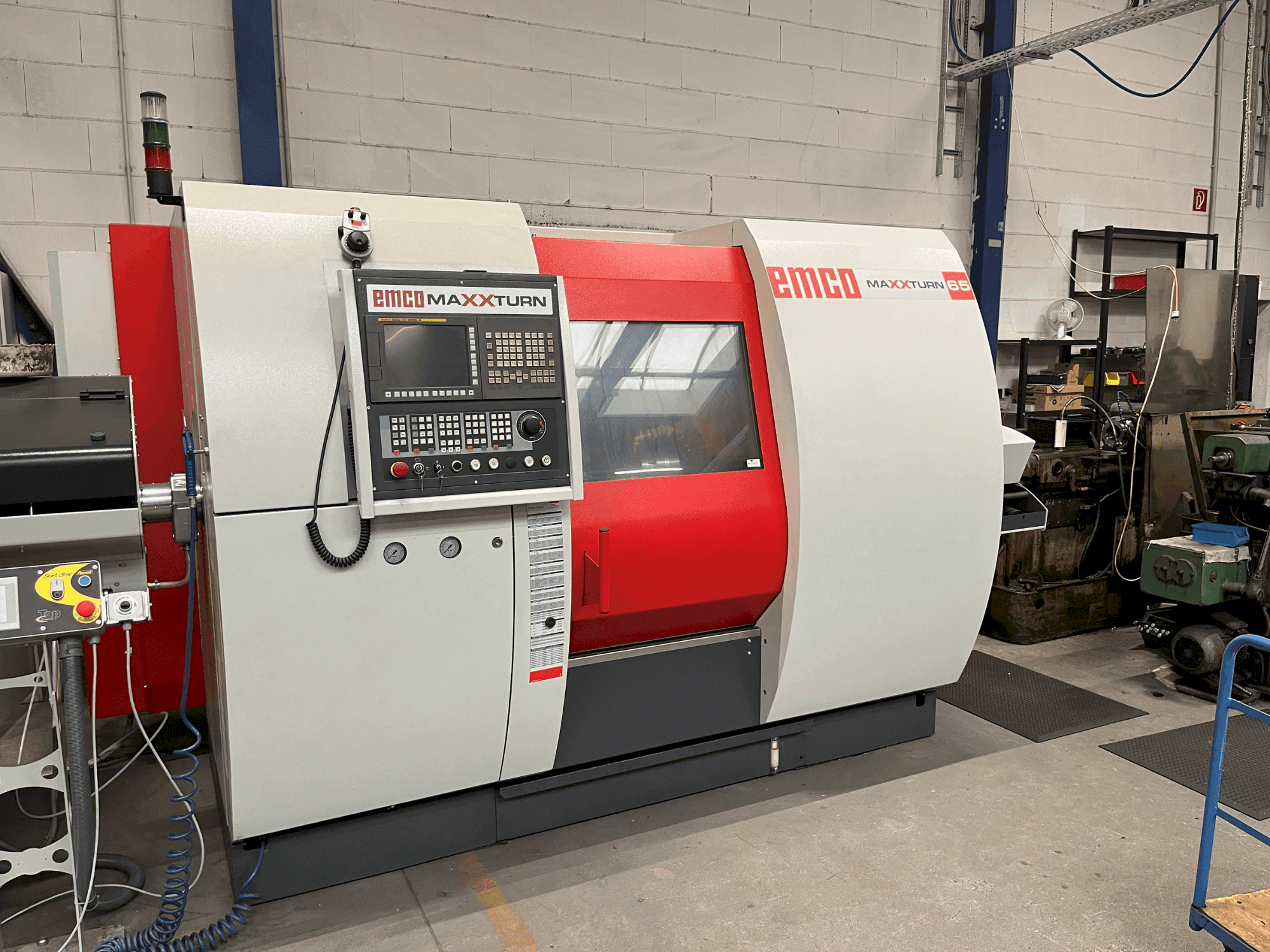 Vue de face de la machine EMCO MaxxTurn 65 SMY
