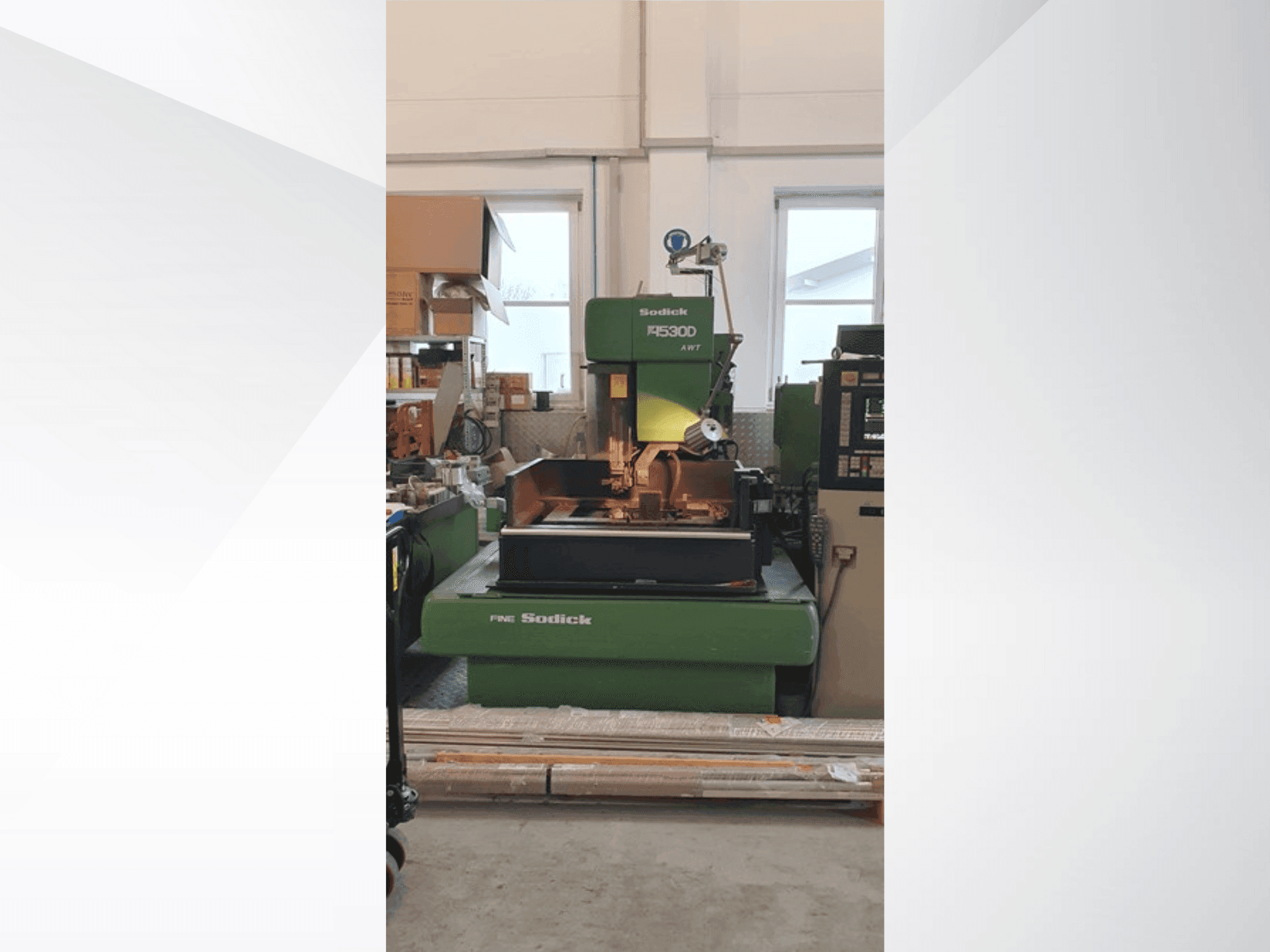 Vue de face de la machine Sodick A 530 D AWT