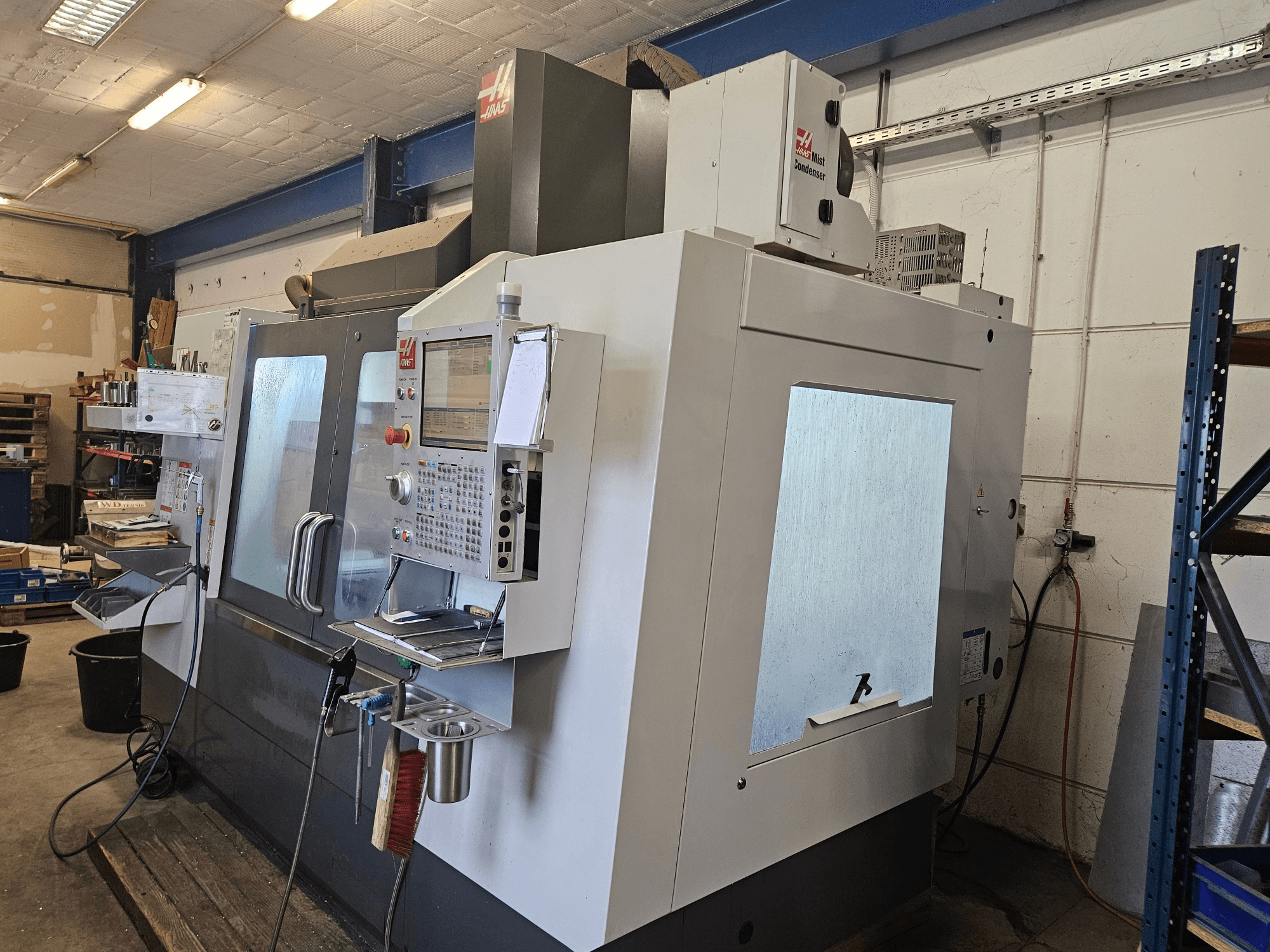 Centre d'usinage vertical HAAS VF-4SS vu de face, doté d'un panneau de commande et de grandes fenêtres de visualisation.