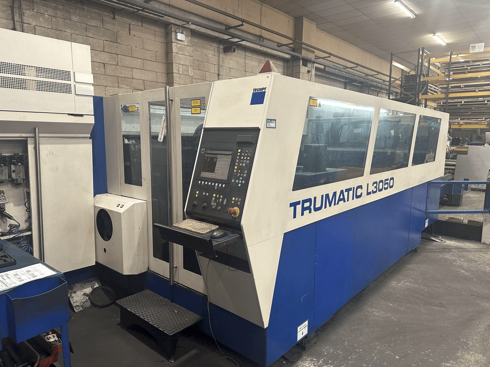 Vue de face de la machine Trumpf Trumatic L3050