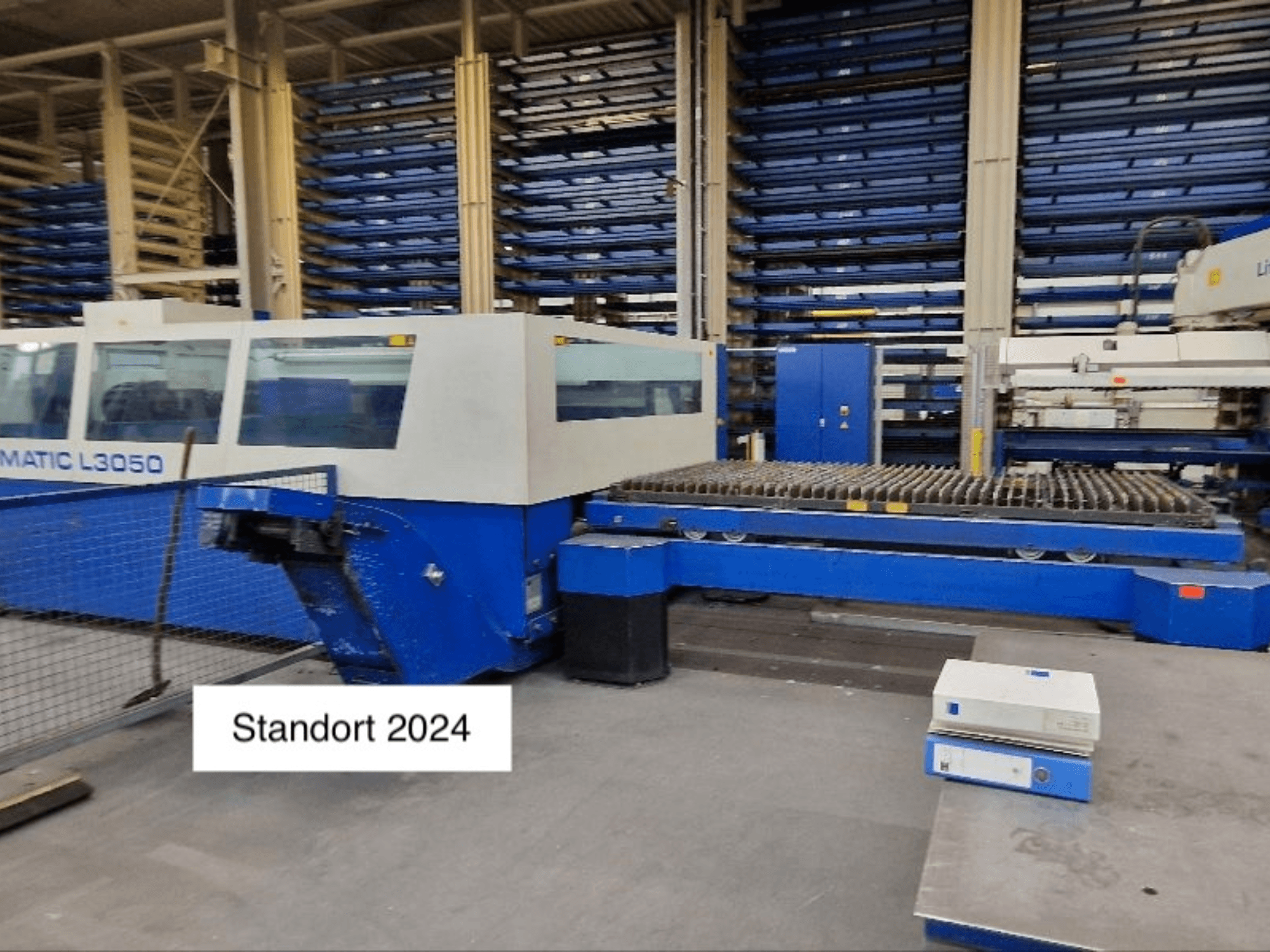 Machine de découpe laser CO2 TRUMPF Trumatic L3050 vue de face, avec un grand plateau de découpe et un panneau de commande.