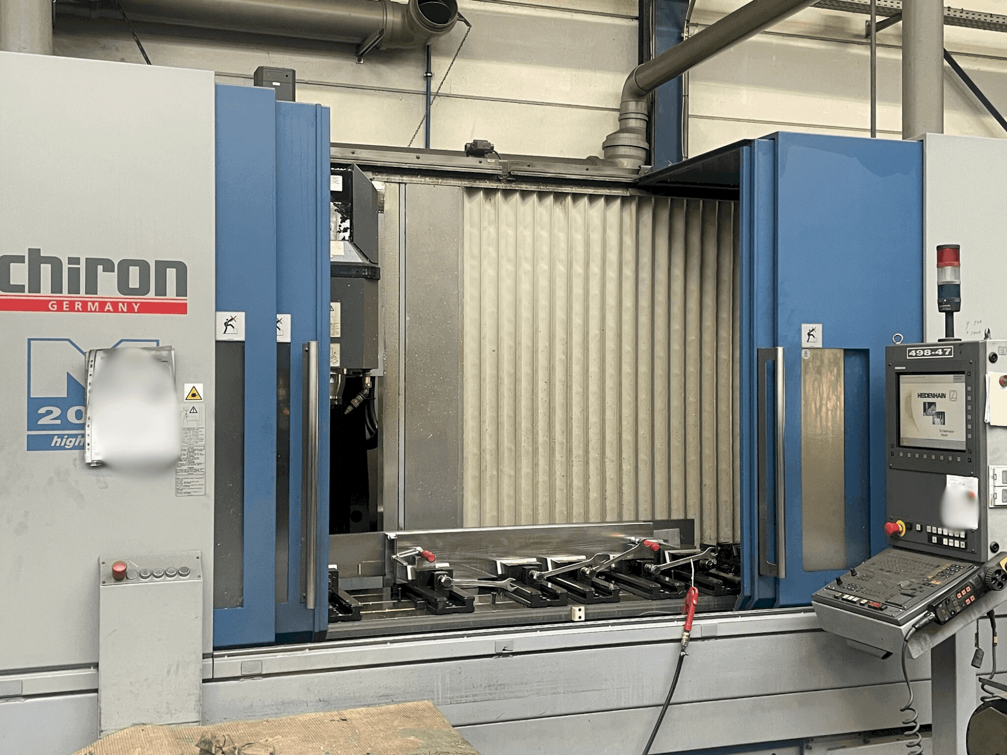 Vue de face de la machine CHIRON Mill 2000