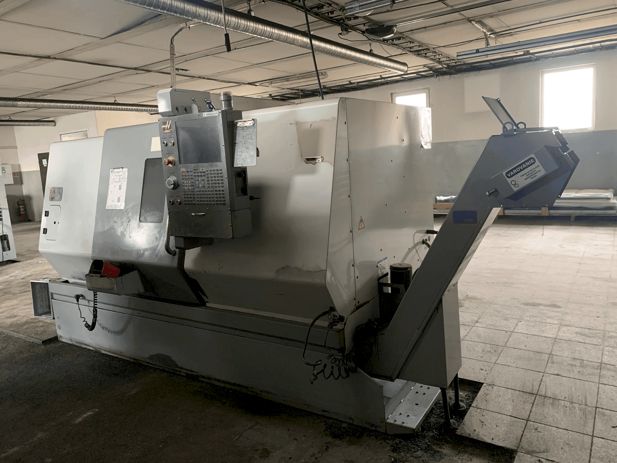 Vue de face de la machine HAAS HAAS SL-30HE