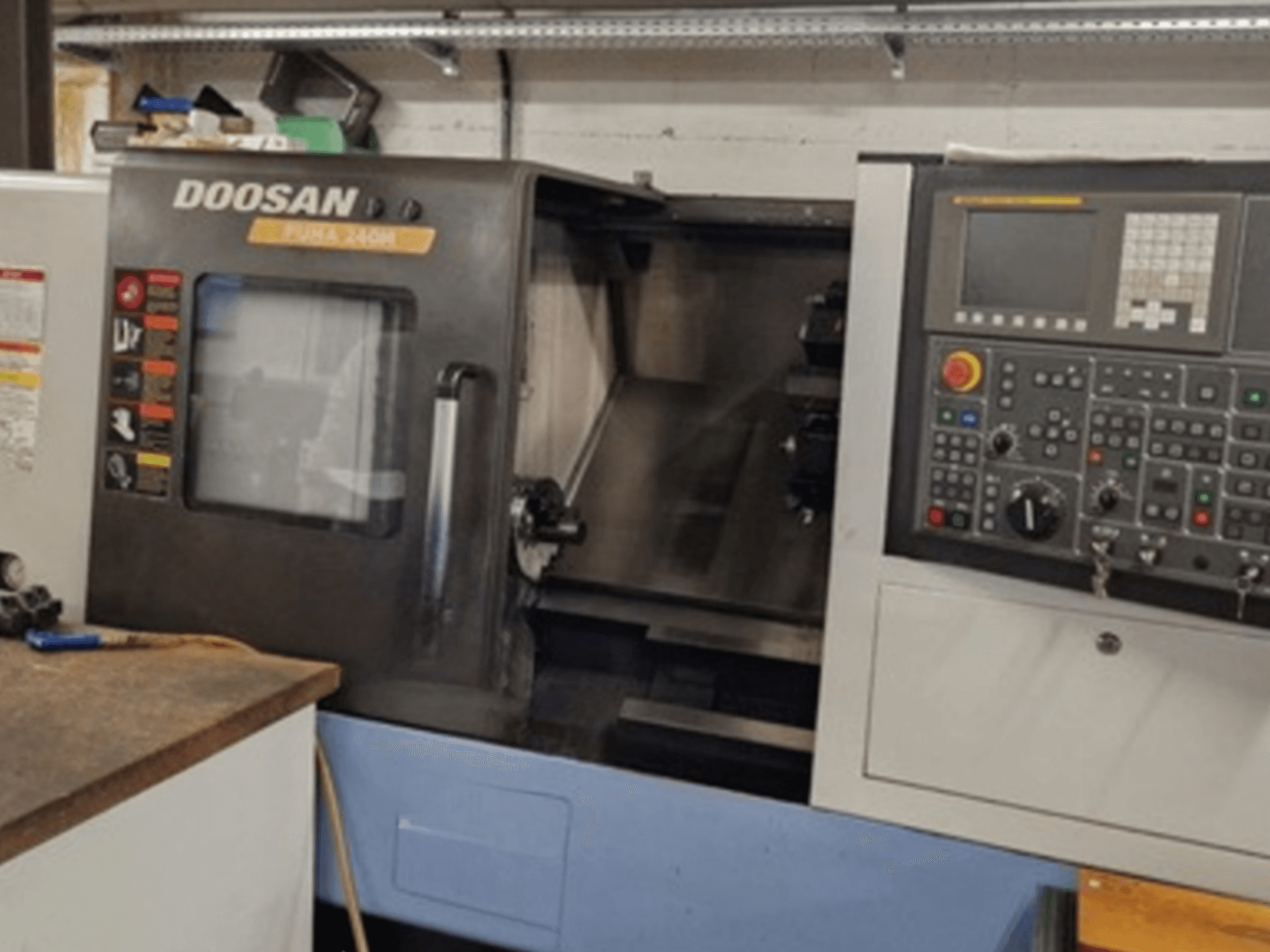 Vue avant du tour horizontal DOOSAN Puma 240MB montrant le panneau de commande et les fonctions opérationnelles.