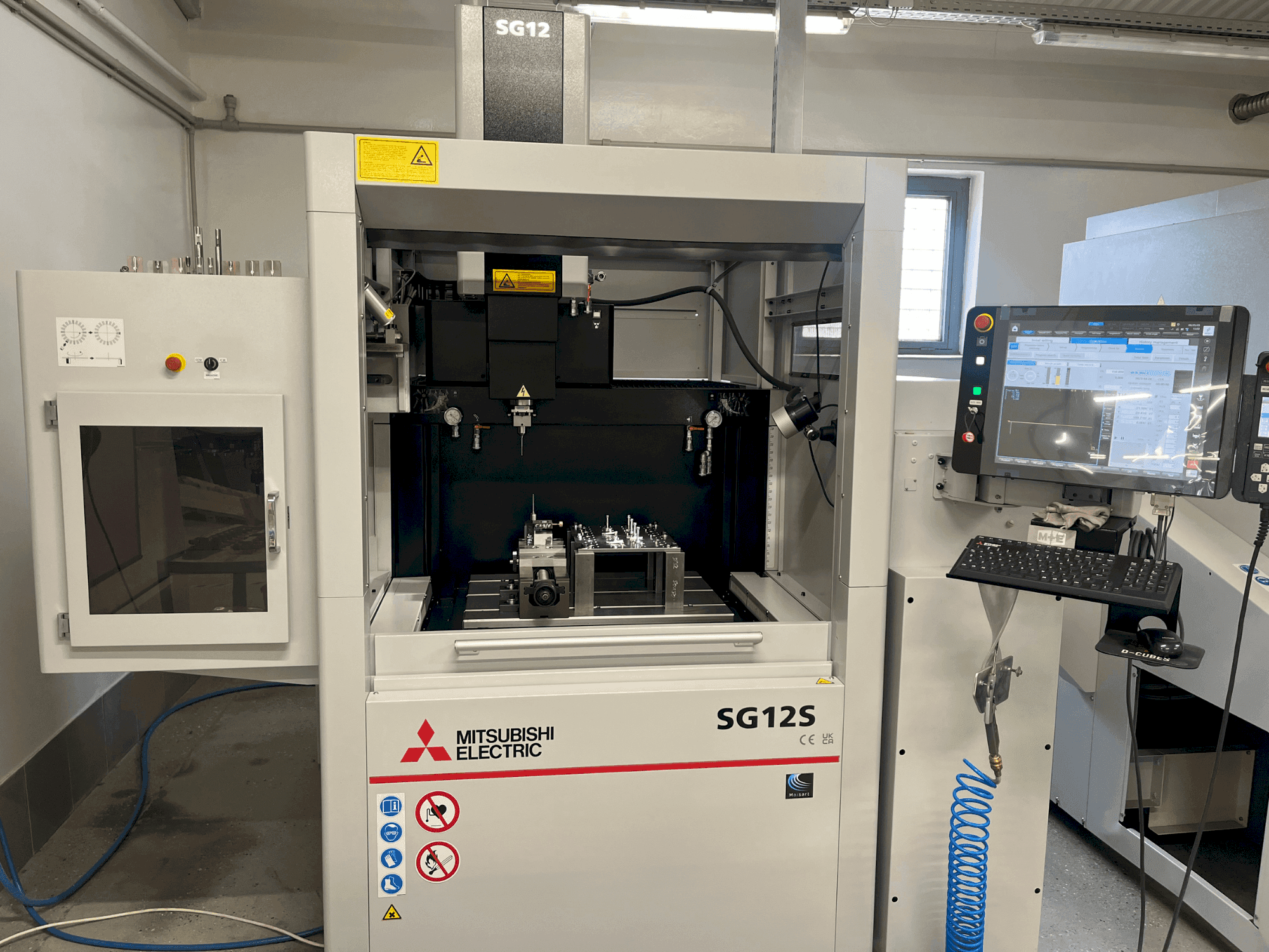 Vue de face de la machine Mitsubishi SG12S