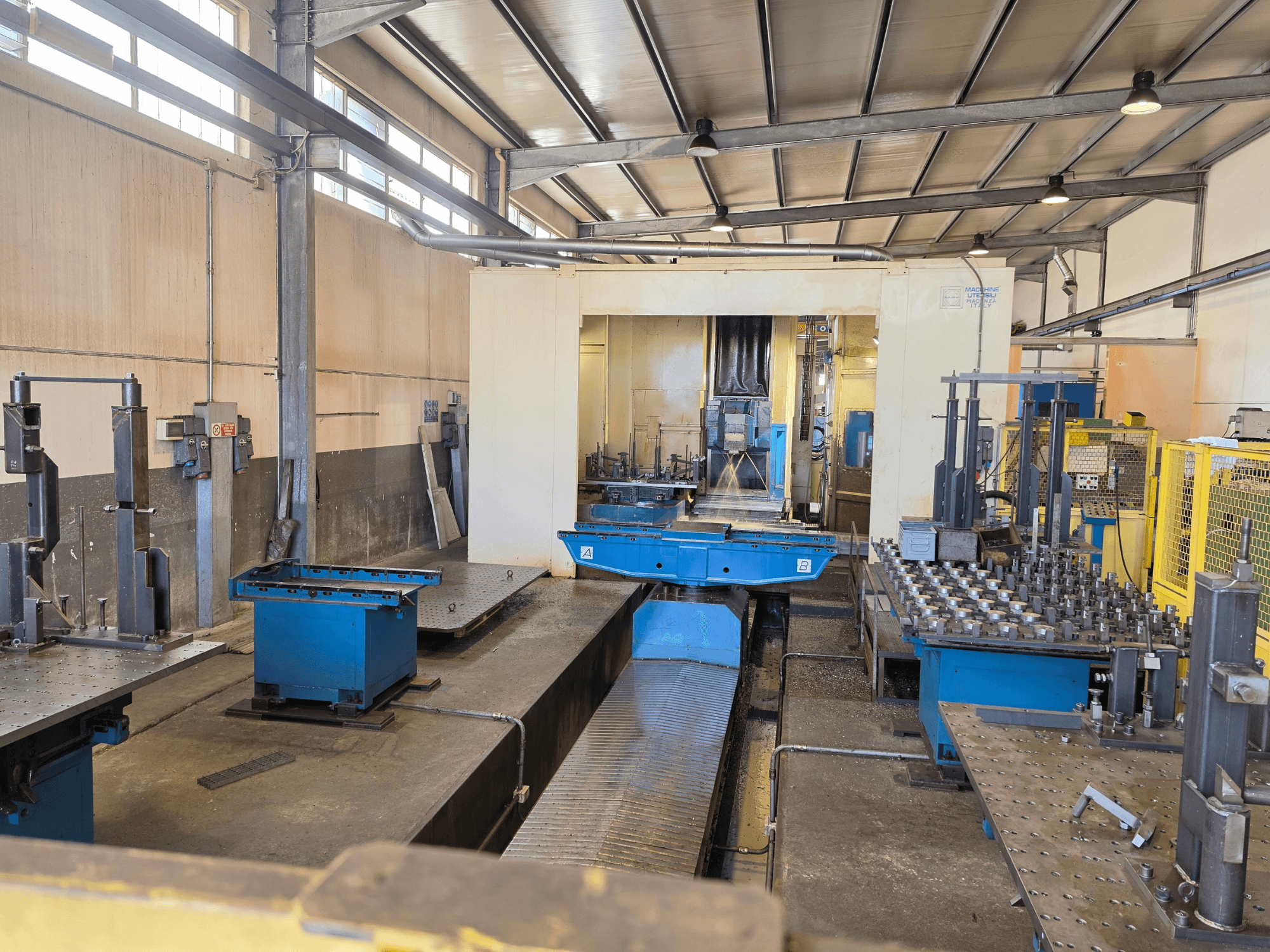 Centre d'usinage horizontal Mandelli RS1500U dans un environnement industriel, mettant en avant les machines, les outils et les plans de travail.
