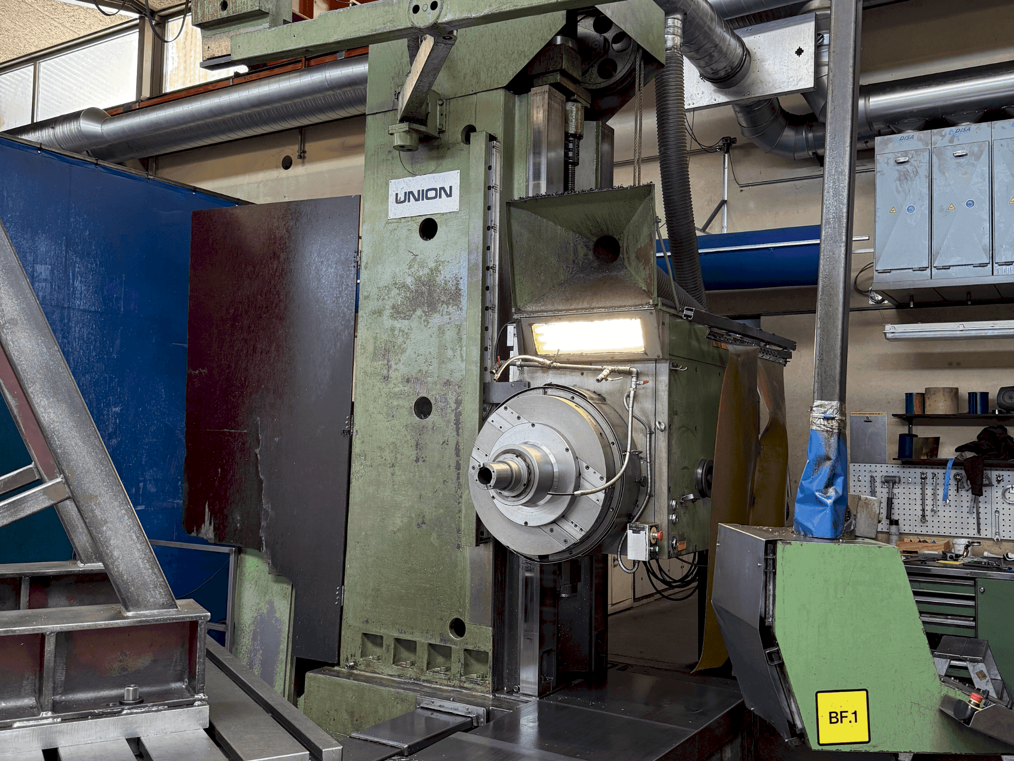 Vue de face de la machine UNION BTF 110