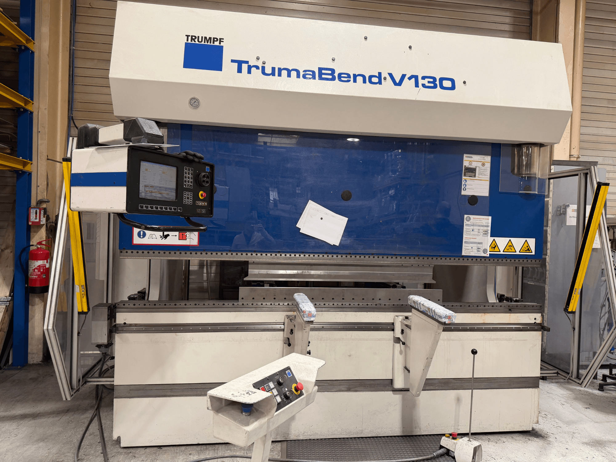 Plieuse TRUMPF TrumaBend V130 en configuration d'usine, équipée d'un panneau de commande et de dispositifs de sécurité, vue de face.