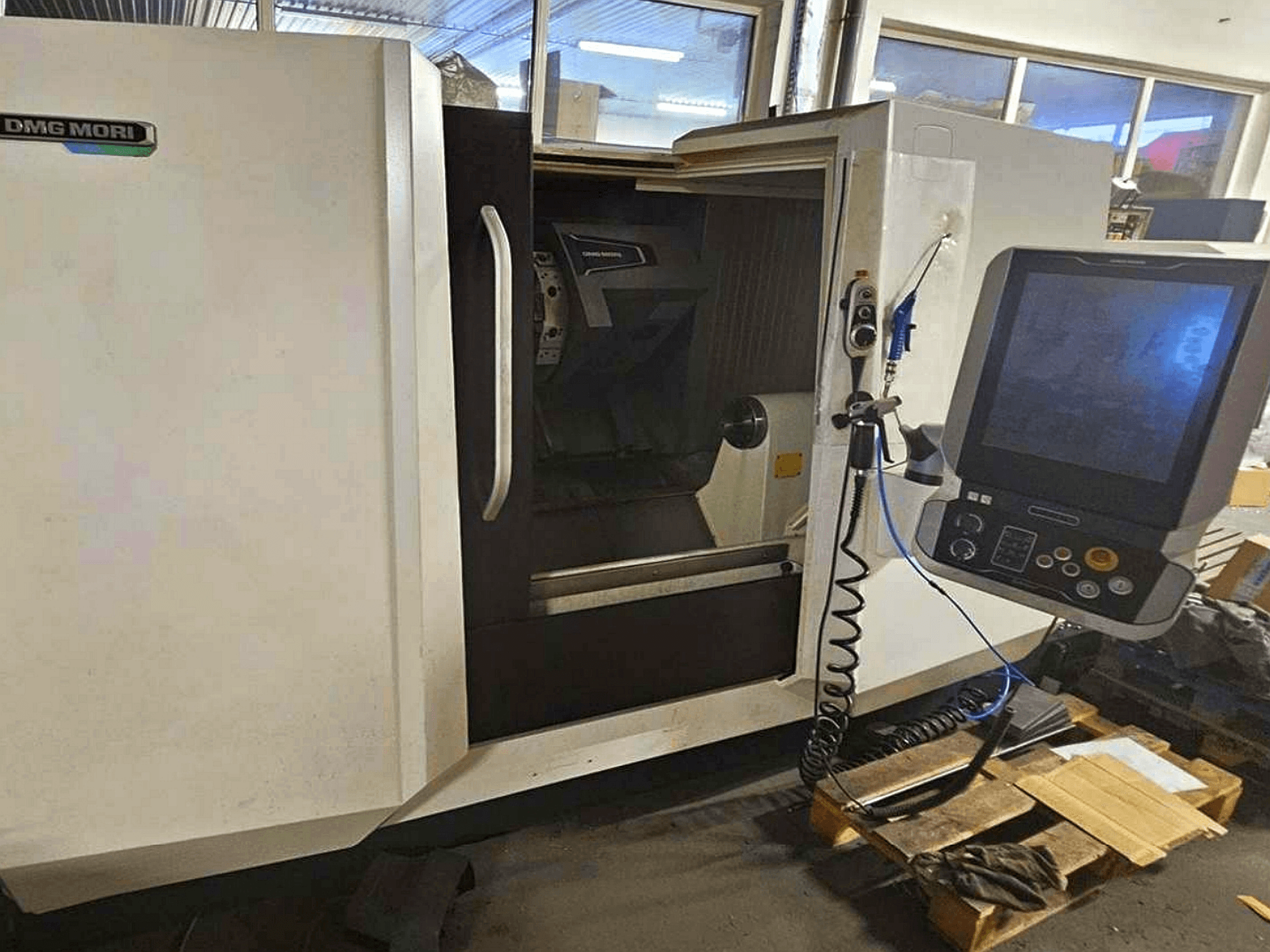 Tour horizontal DMG MORI CLX 450 V4, vue de face avec panneau de commande, présentant l'espace de travail et la conception du corps.