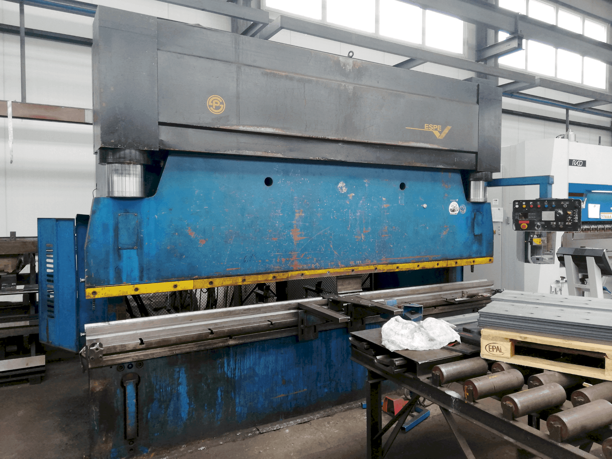 Vue de face de la machine ESPE CTO 250/4000N