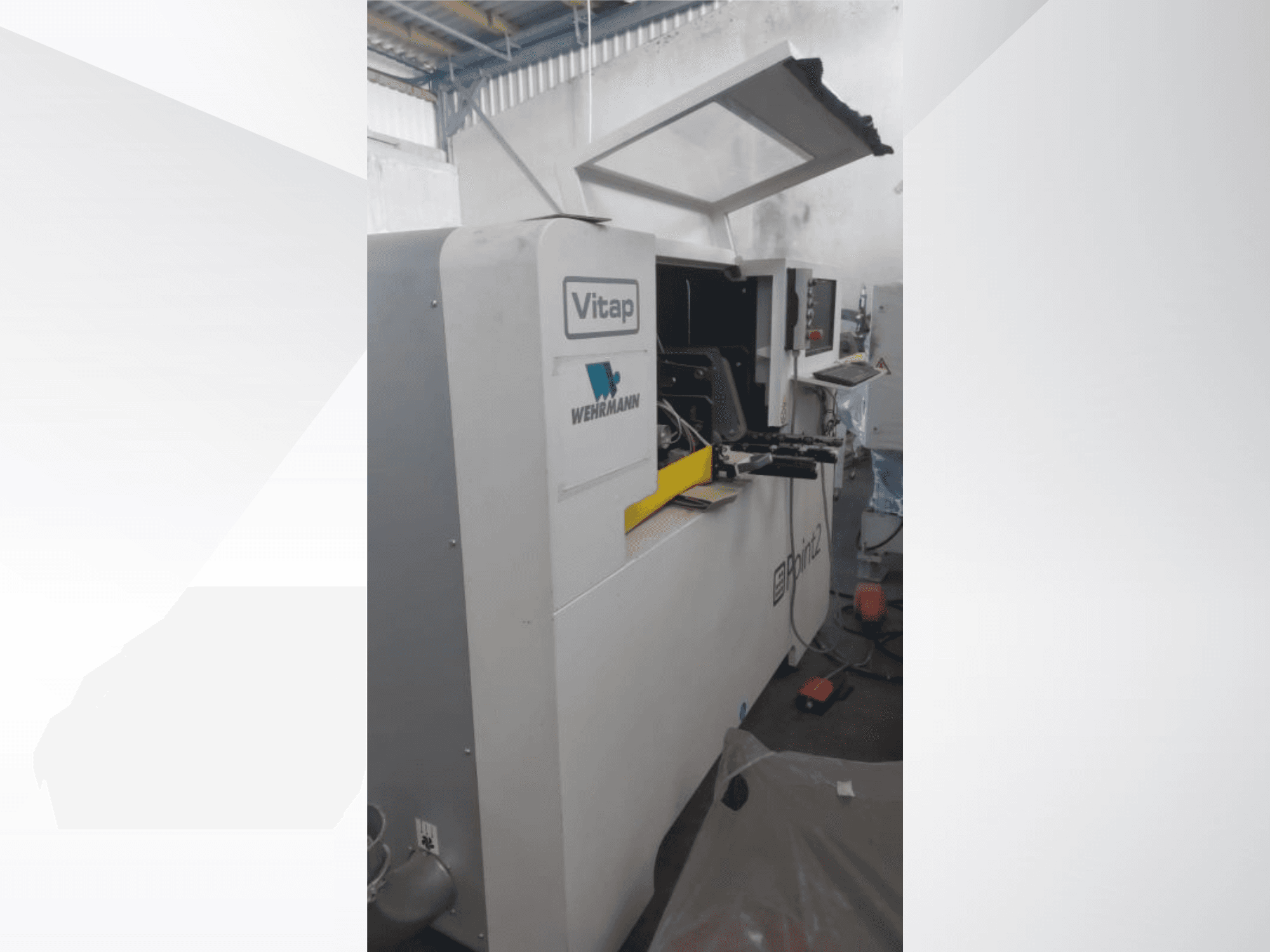 Centre d'usinage CNC VITAP POINT 2 vu de profil, avec son panneau de commande et son capot ouvert pour faciliter l'accès.