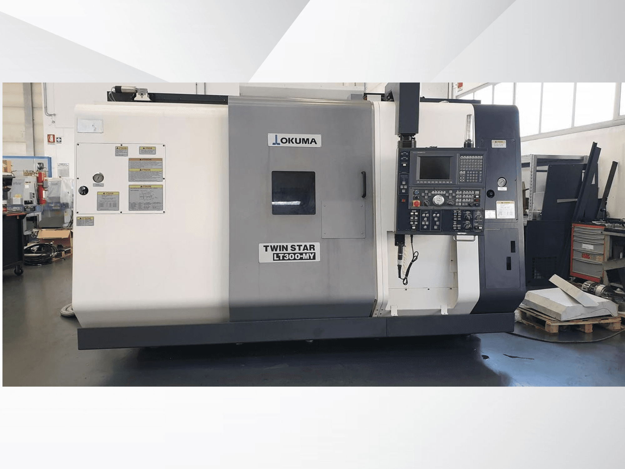 Tour CNC Okuma Twin Star LT300-MY, vue de face avec panneau de commande et étiquettes opérationnelles visibles.