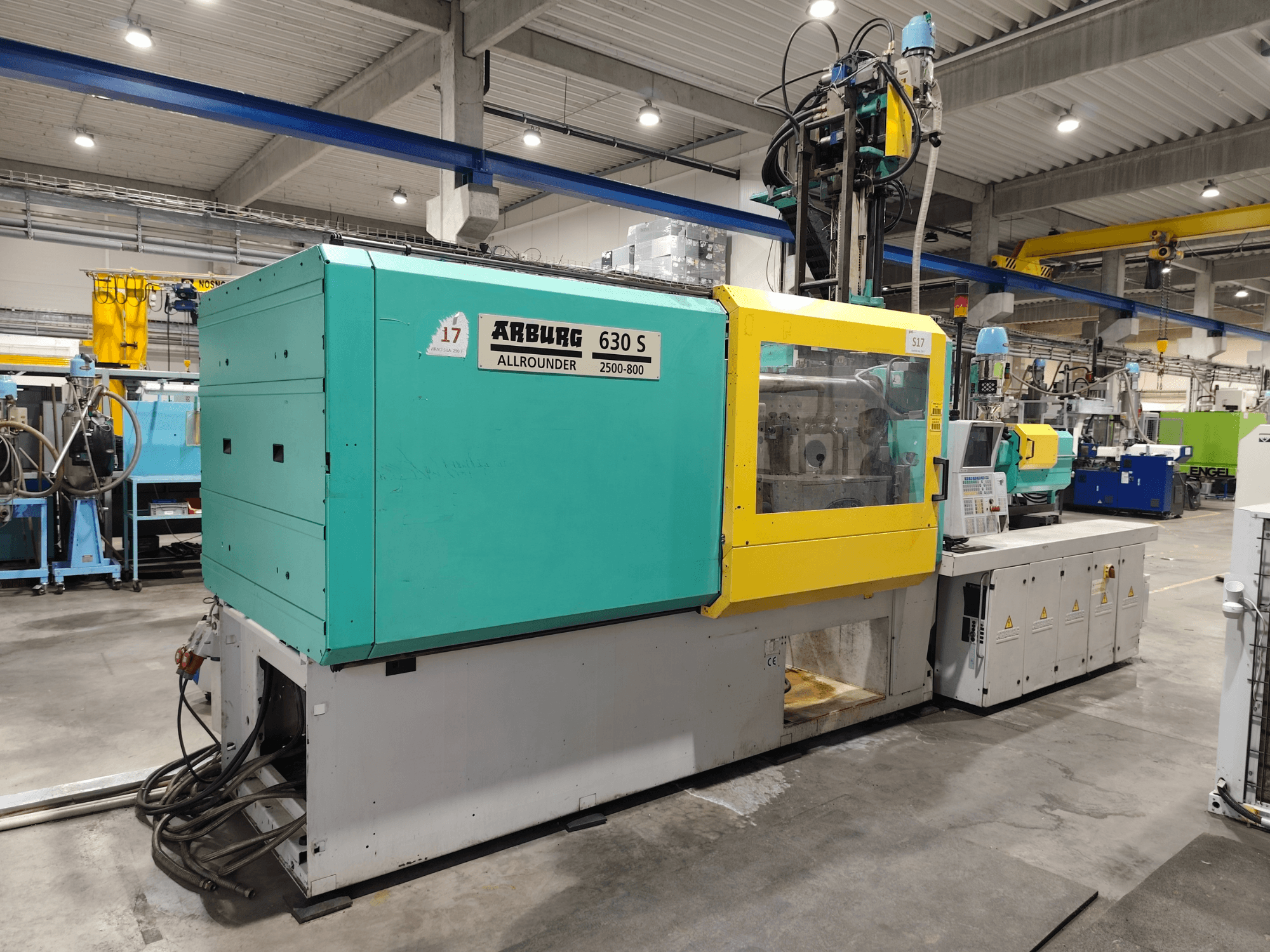 Presse à injection hydraulique Arburg Allrounder 630S-2500-800/350, vue de profil, avec une carrosserie colorée et le panneau de commande visible.