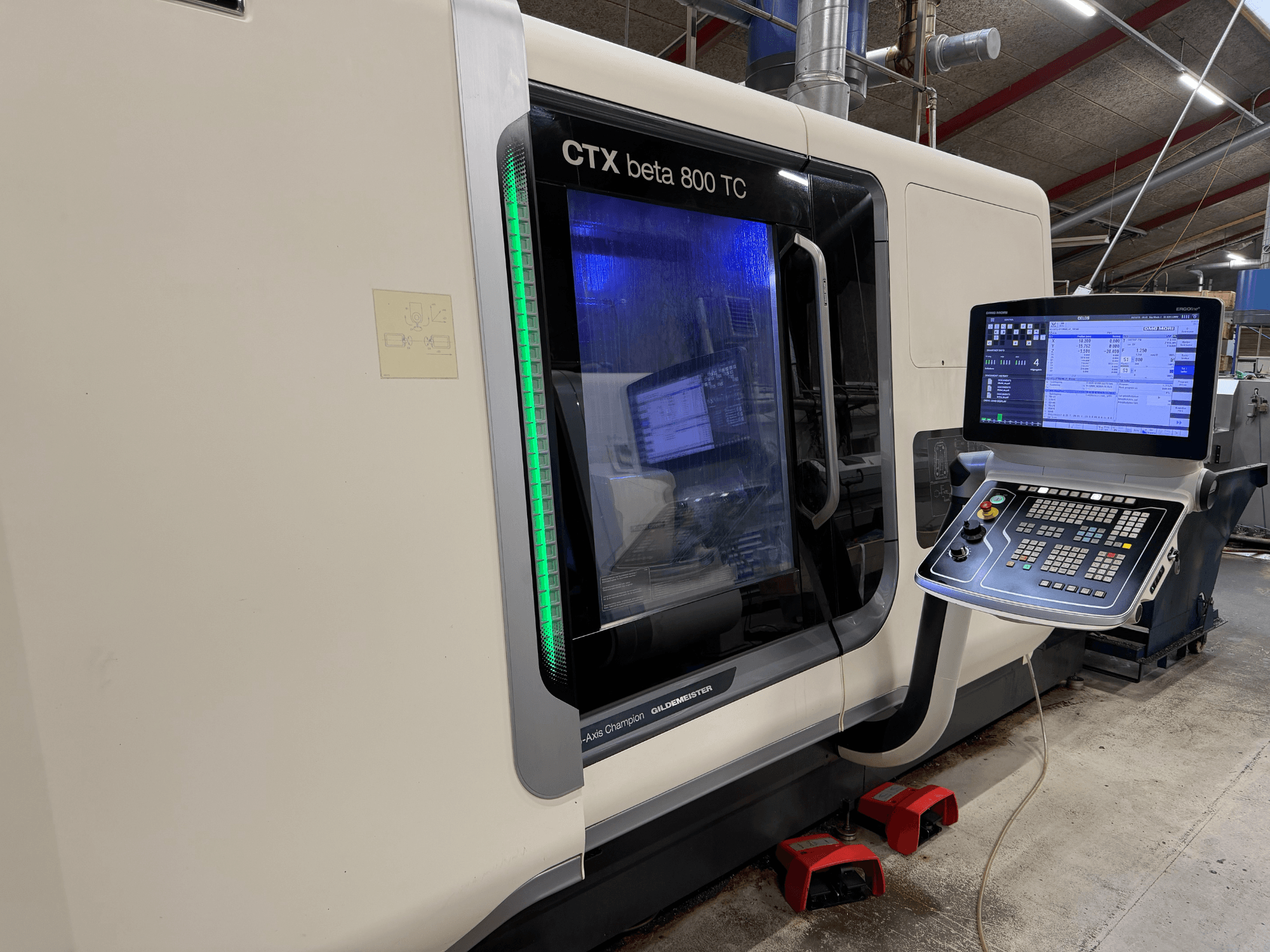 Machine CNC CTX beta 800 TC vue de côté, dotée d'un panneau de commande numérique et d'un indicateur de sécurité vert éclairé.