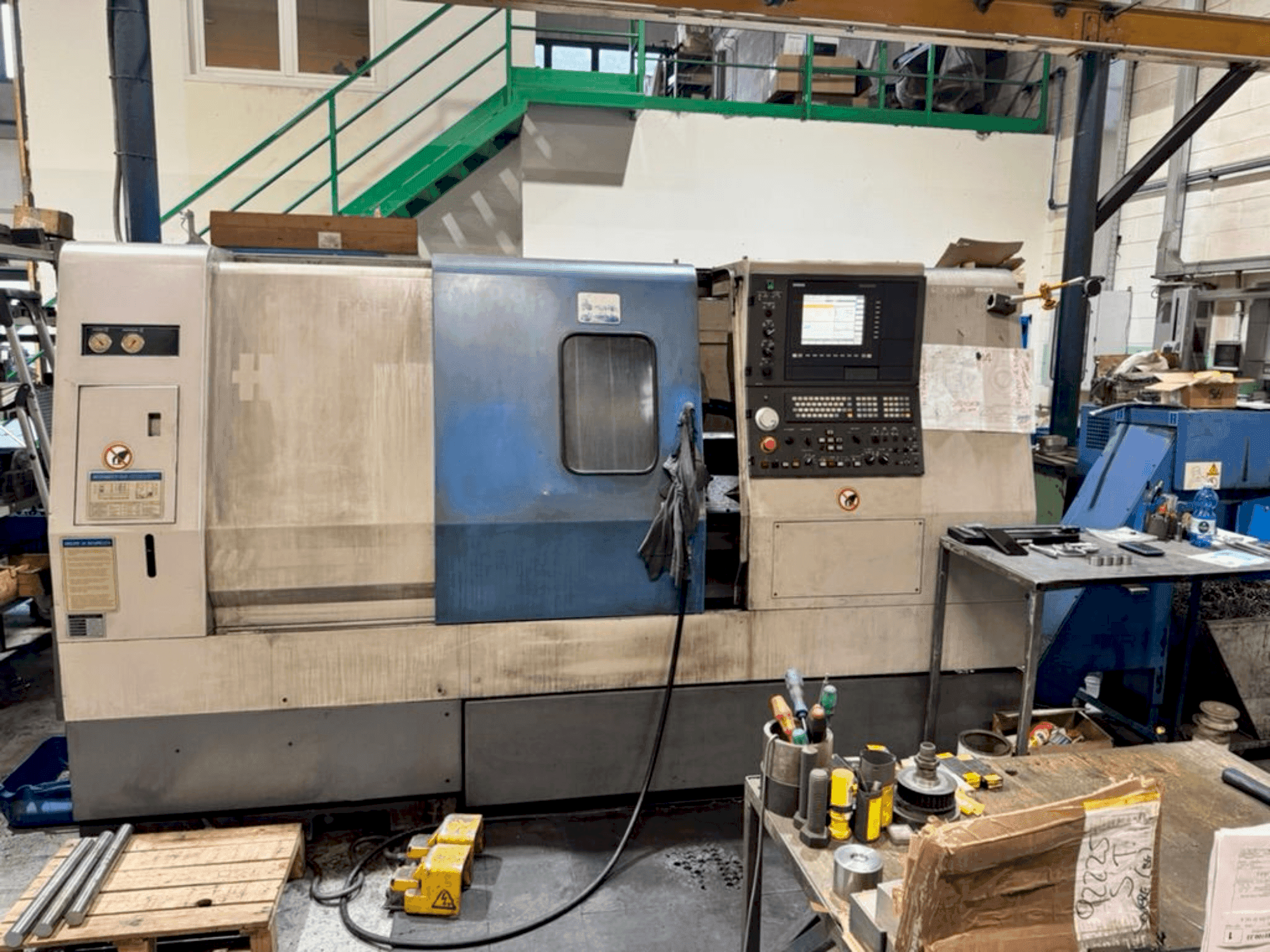 Vue de face de la machine Hyundai Hit 250C