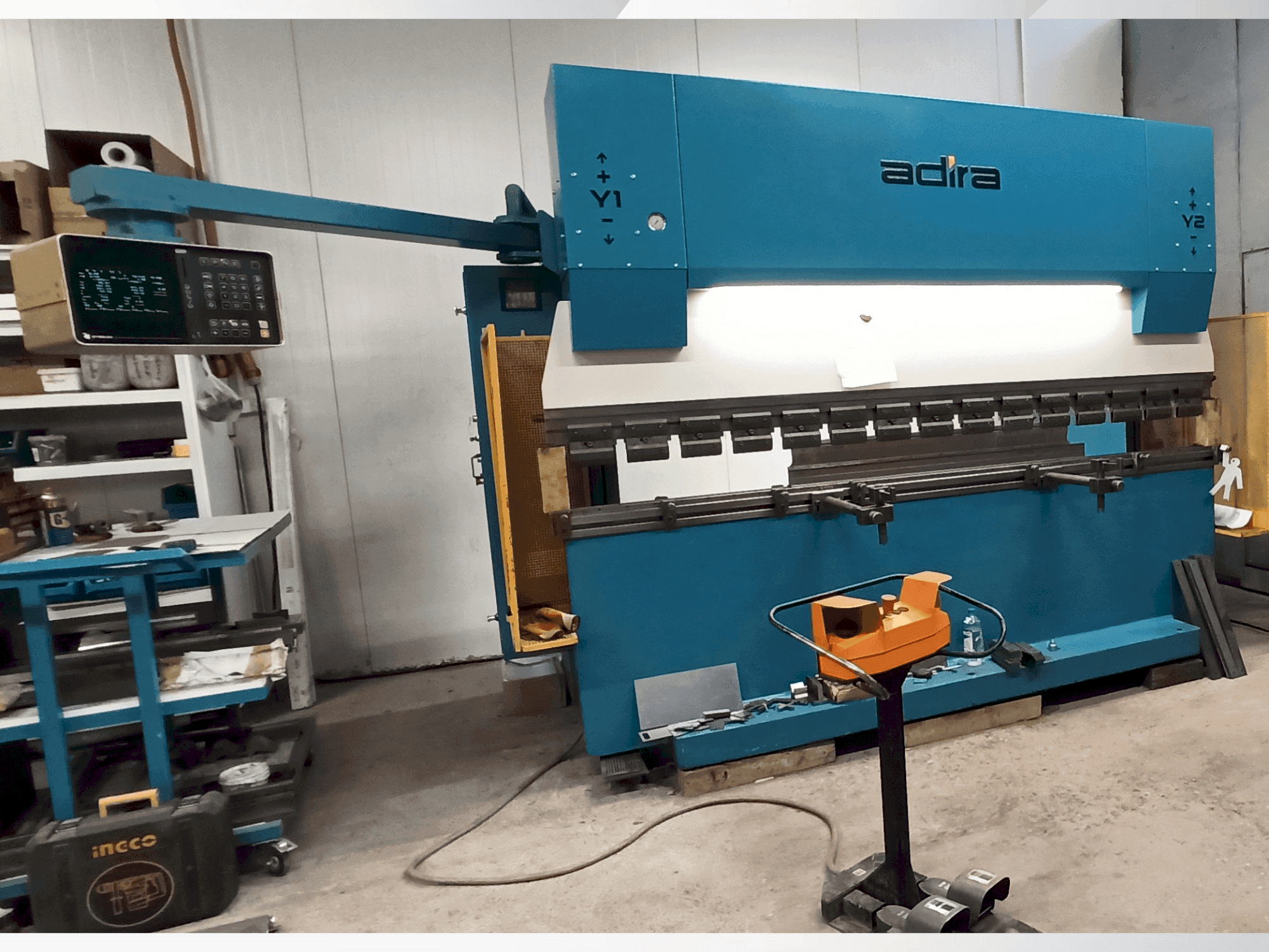 Vue de face de la machine ADIRA QIH-11030 DNC CR