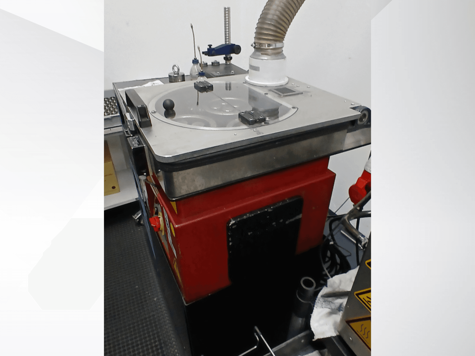 Machine-outil MYLÄP 400 vue de côté, avec une table arrondie, des boutons de commande et un tuyau d'extraction des poussières raccordé.