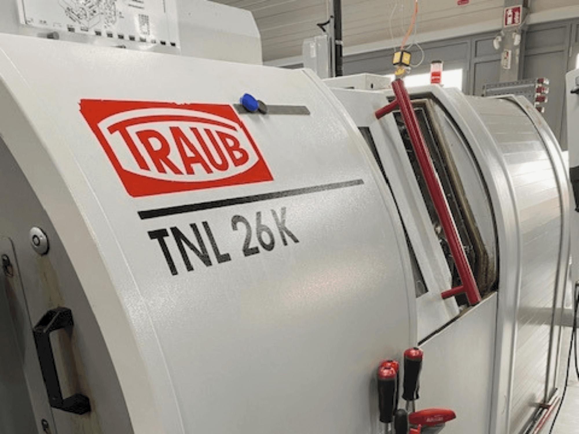 Vue de face de la machine TRAUB TNL 26 K