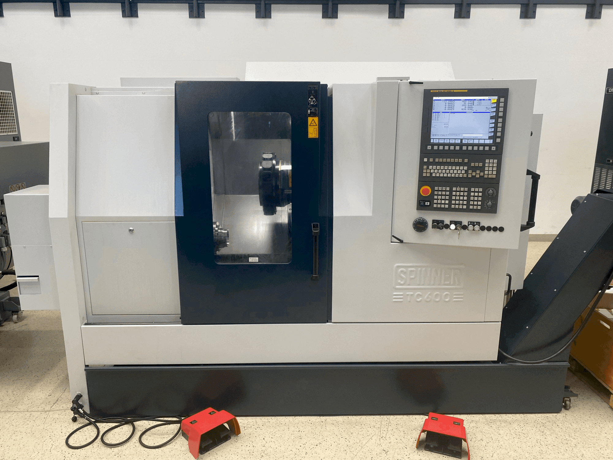 Vue de face de la machine SPINNER TC600-65-MCY