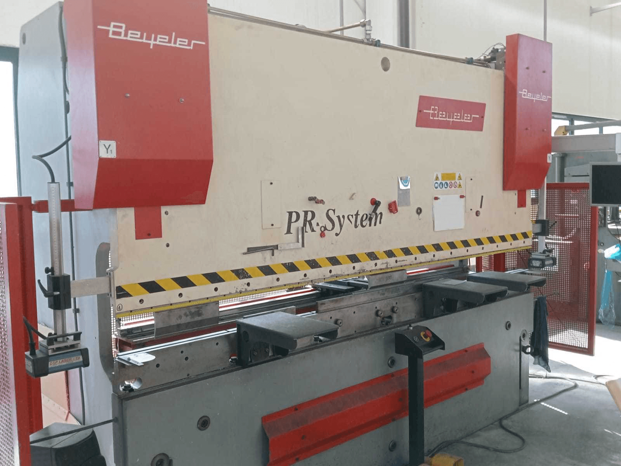 Vue latérale gauche de la machine BEYELER PR6 1500 KN X 3000 MM