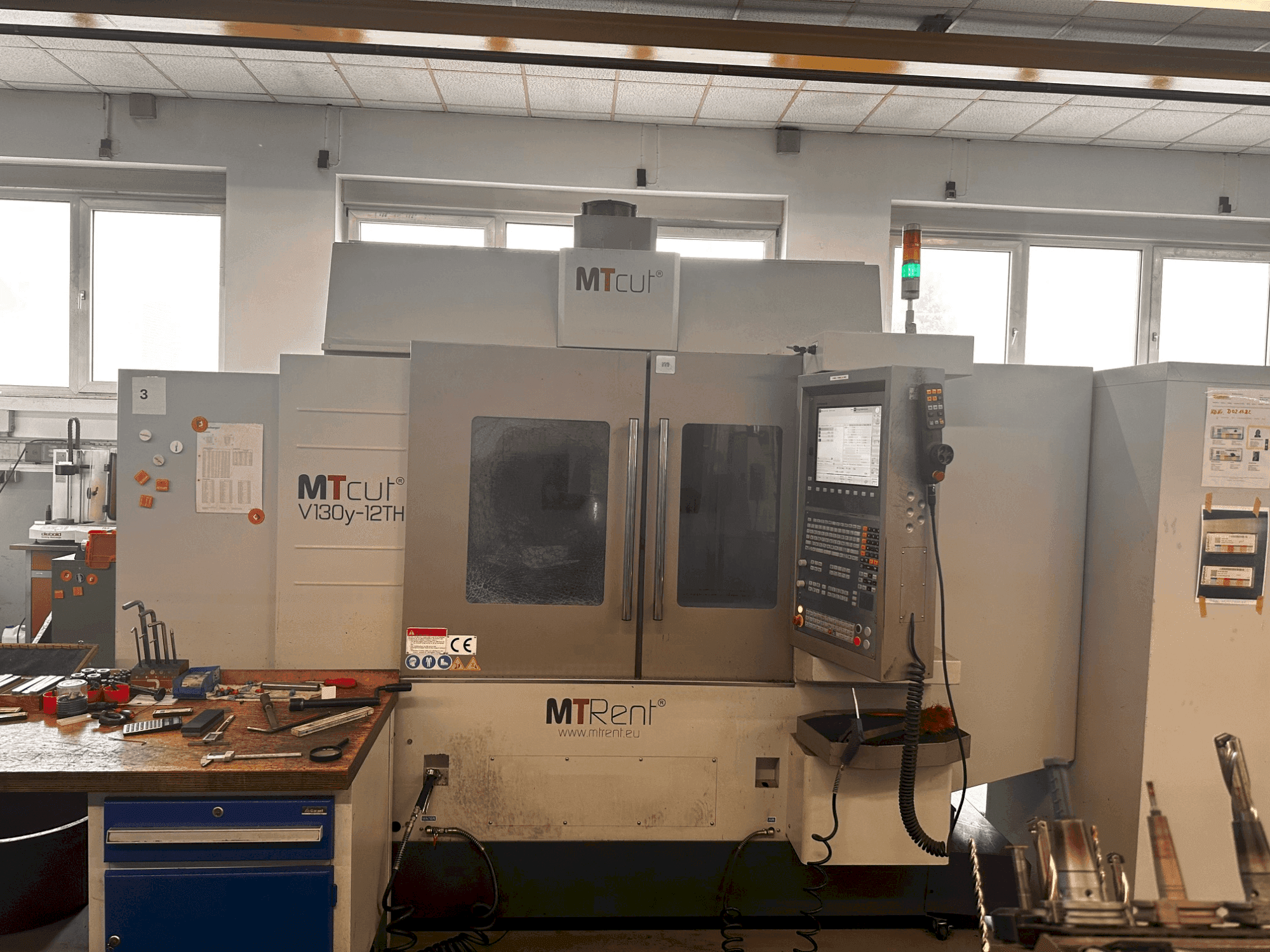 Vue de face de la machine MTcut V130y-12TH