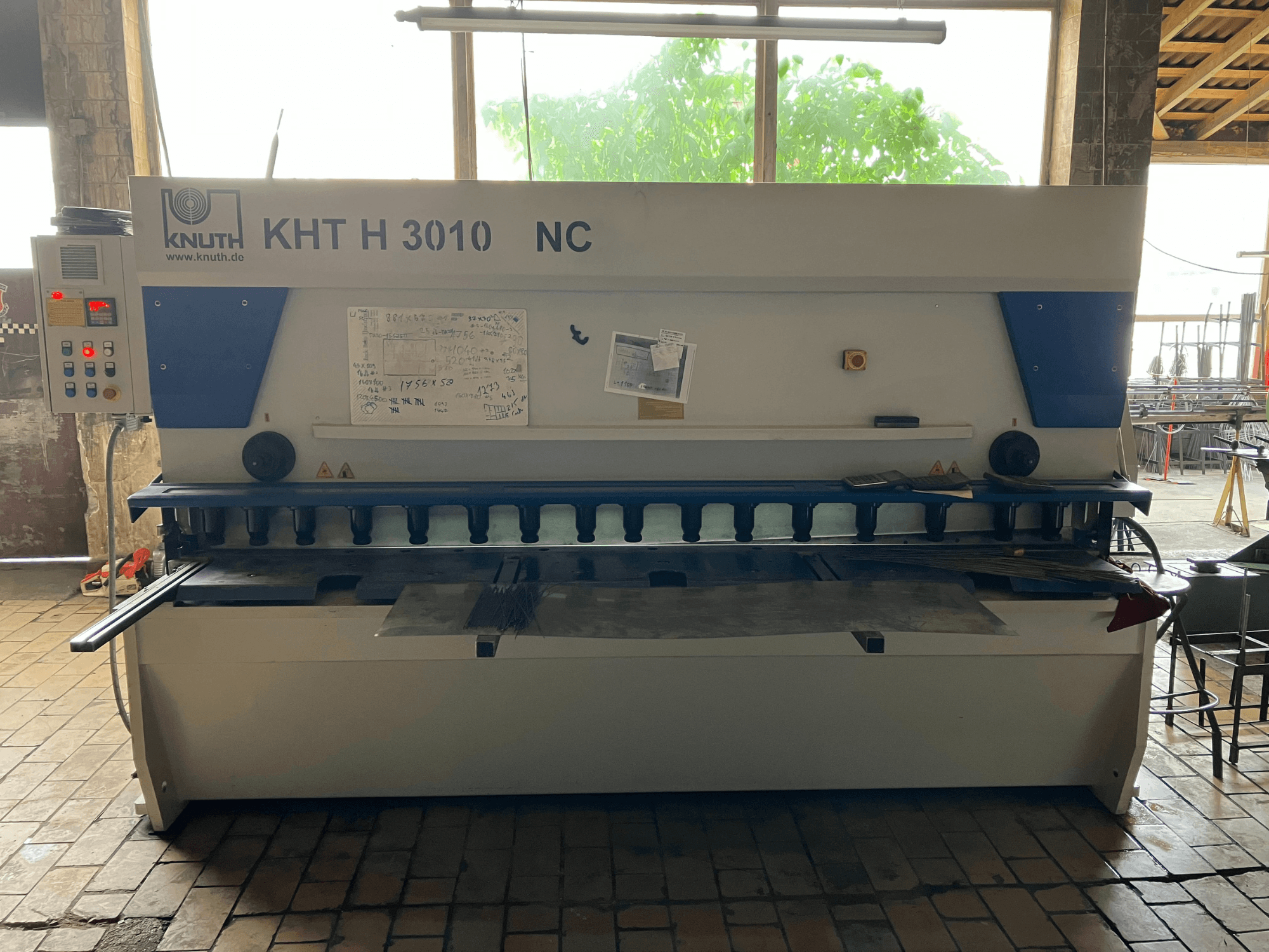 Cisaille hydraulique KNUTH KHT H 3010 NC vue de face, avec son panneau de commande et sa zone de découpe des métaux.