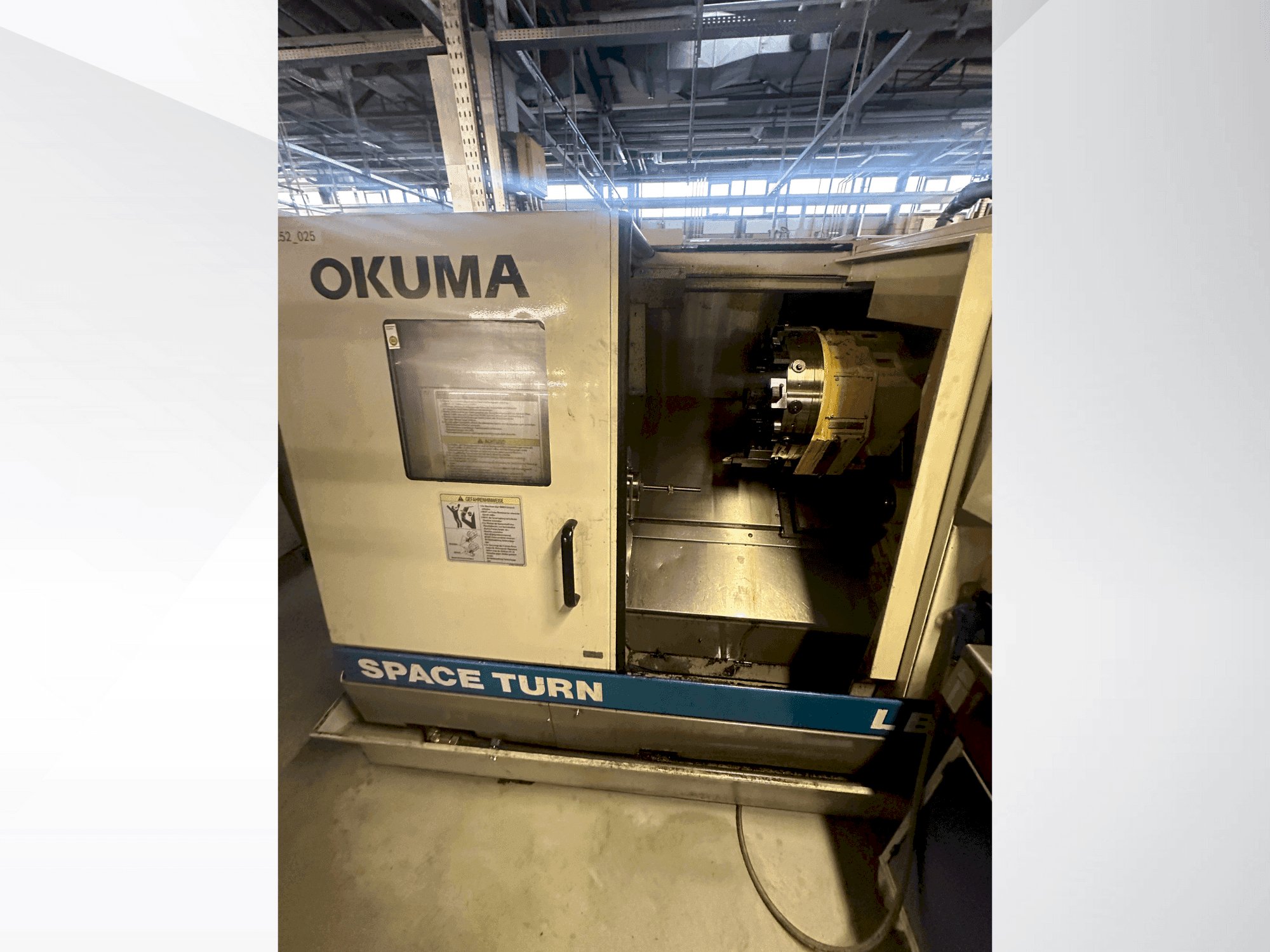 Vue de face de la machine Okuma LB 300
